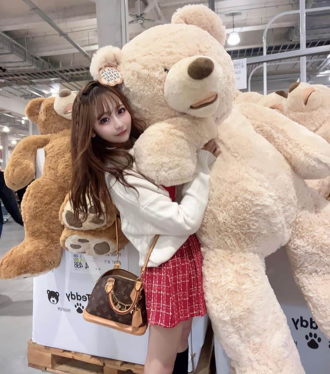 美女美容事情さんのインスタグラム写真 - (美女美容事情Instagram)「《コストコのくまちゃん🐻💖》⁠ *⠀⠀⠀⠀⠀⠀⁠⠀⁠⠀⁠⠀⁠⠀⁠ 今回ご紹介させて頂きますのは!!👀❤️⁠⠀⁠⠀⁠⠀⁠⠀⁠ ナ！ちゃん🦈さん<@___n.98s> の素敵なお写真📸⠀⁠⠀⁠⠀⁠ *⠀⁠ お洒落な冬コーデが可愛すぎます❄️❤️ こんな美人さんとコストコ行ってみたいですね😆💕⠀ *⠀⁠⠀⁠⠀⁠⠀⁠⠀⁠ ナ！ちゃん🦈さん<@___n.98s> 素敵な投稿をありがとうございました☺️📸✨⠀⁠ ナ！ちゃん🦈さんのアカウントには他にも素晴らしい投稿が沢山ありますので是非覗いてみてくださいね💁‍♀️💙⁠ ⁠ ⠀⠀⁠⠀⁠⠀⁠⠀⁠ △▼△▼△▼△▼△▼△▼△▼△▼△▼ ⁠⠀⁠⠀⁠⠀⁠ ❤️🧡💛「ビジョビ (美女美容事情)」💚💙💜⠀⠀⠀⠀⠀⠀⠀⠀⠀⠀⠀⠀⠀⠀⁠⠀⁠⠀⁠⠀⁠⠀⁠⠀⁠ 👇掲載ご希望の方は👇⠀⠀⠀⠀⠀⠀⠀⠀⠀⠀⠀⠀⠀⠀⠀⁠⠀⁠⠀⁠⠀⁠⠀⁠⠀⁠ @b_b_j.jタグ付けと🖤 #ビジョビ ⁠⠀⁠ 🖤タグ付けお願いします⠀⠀⠀⠀⠀⠀⠀⠀⠀⠀⠀⠀⠀⠀⠀⁠⠀⁠⠀⁠⠀⁠⠀⁠⠀⁠ △▼△▼△▼△▼△▼△▼△▼△▼△▼ ⁠⠀⁠ #美女#美人#スカートコーデ #ニット#冬服#コストコ#くまちゃん #インスタ美女#インスタ美人」12月1日 18時07分 - b_b_j.j