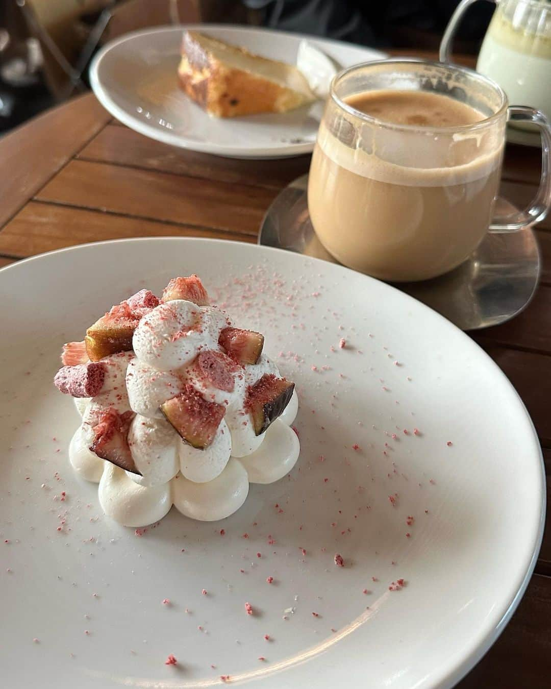 牧野結美さんのインスタグラム写真 - (牧野結美Instagram)「大好きなカフェ☕️🍰♡  手前のスイーツの可愛さに惹かれて オーダーしたけれど、 奥に写ってるバスクチーズケーキのほうが 圧倒的に好みだった🤤🧀♡  #表参道カフェ #外苑前カフェ #thebelcomo #週末カフェ #カフェデート #東京カフェめぐり #東京カフェ散歩 #東京カフェ日記 #カフェ日記 #東京スイーツ巡り #表参道ランチ #外苑前ランチ」12月1日 18時24分 - yumi_makino_