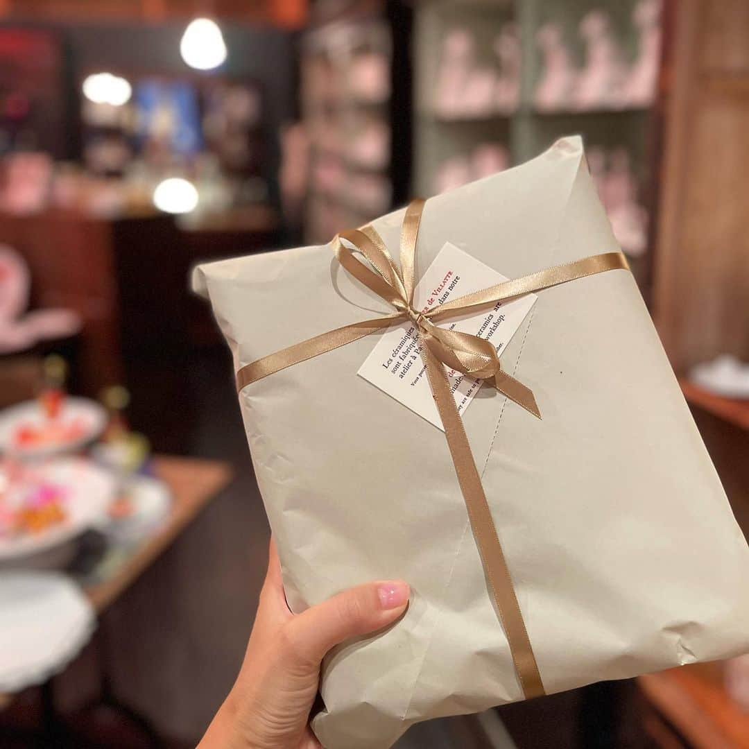 小川ひとみさんのインスタグラム写真 - (小川ひとみInstagram)「今日は神戸のアシュペーブチックへ🎁 アスティエの食器を買いに🍽  昨晩から冷え込むとは聞いていましたが 本当に寒くなりましたね🥶 息子や甥たちと１２月に入る事を カウントダウンしてきたので 寒さもばっちりやってきて 余計にクリスマスが楽しみに🥰 今年は身体を冷やさないように 久しぶりにUGGを買おう👍 皆様もあたたかくして過ごしてね☺️  "Vanity"goldロゴ for 銀座三越 抽選に応募しましたと沢山メッセージ ありがとうございます💓 #coordinate #december #love」12月1日 18時59分 - hitomy220