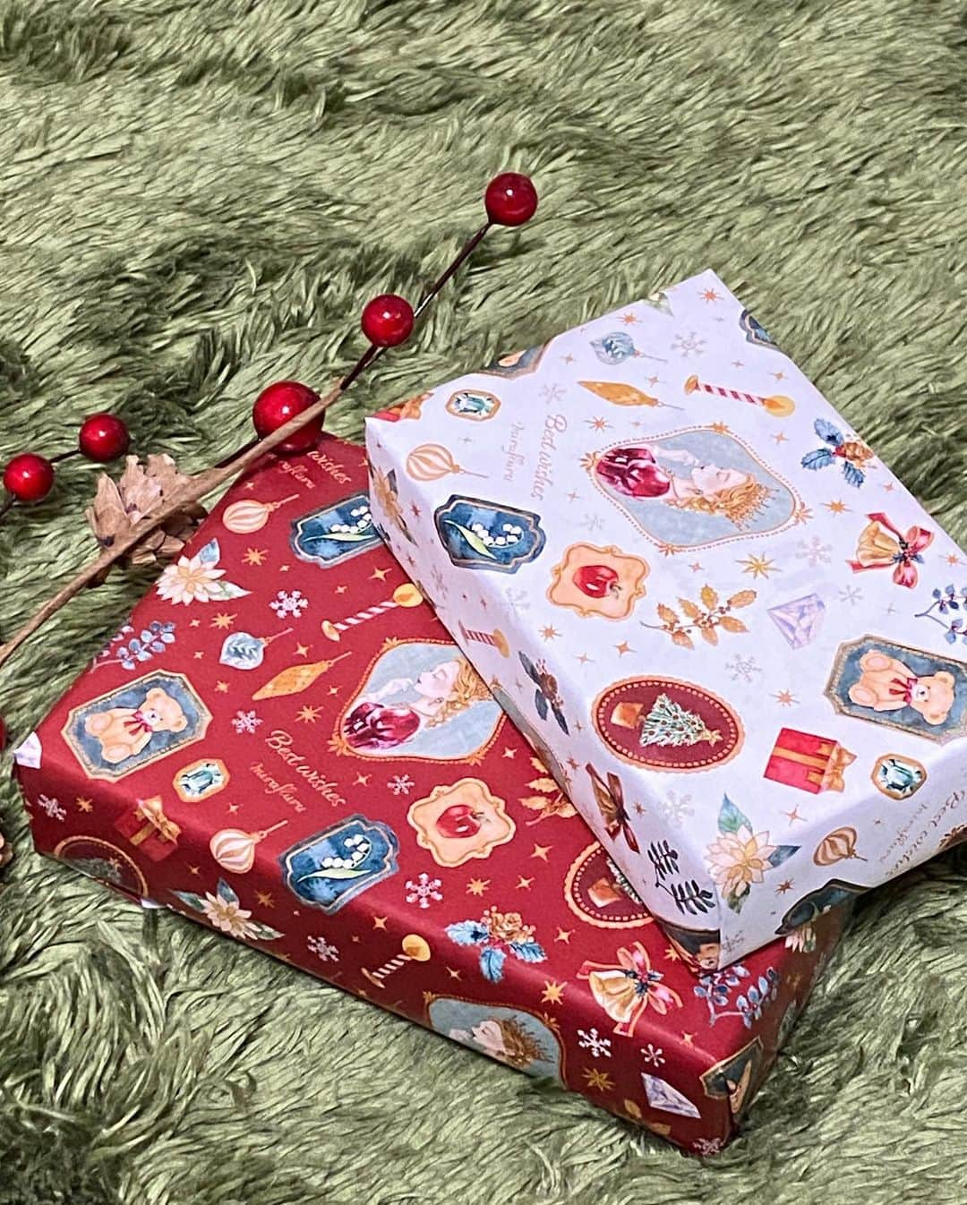 miya(ミヤマアユミ)さんのインスタグラム写真 - (miya(ミヤマアユミ)Instagram)「🎄🎁👑🧸🍎🌿 #Christmas  この絵は、ラッピングペーパーを作りたい！今年もグッズをお迎えしてくださる方にサンタ気分でお届けしたい！と思い立ってクリスマスソングを流しながらウキウキで描きました🎅🎁  ラッピングペーパー、理想通りに仕上がりました✨手前味噌ですがめちゃくちゃ可愛いです😭🎁色は赤と白です。(ネイビーもデータだけは用意したので来年辺り作りたいです)  クリスマスカードとシールも作りました🧸🎄  minne本日、新作を追加して再オープンします。受注生産は12/4(日)までを予定しています。  グッズ写真はまだまだ準備中ですので、準備でき次第グッズアカウントの方でもご紹介していきます。 @mirafluru  大阪の #ミニチュアアート展2022 にて、原画の展示もしていました。ご覧頂いた皆さまありがとうございます！  #mirafluru  #artwork #watercolor #水彩 #透明水彩 #art #illust #illustration #draw #illustrator #イラスト #イラストレーター #手描き #手書き #アナログ #アナログイラスト #miyamaayumi #クリスマス #クリスマスカード #ラッピングペーパー #merrychristmas #メリークリスマス#テディベア #クリスマスプレゼント」12月1日 19時10分 - miya78pic