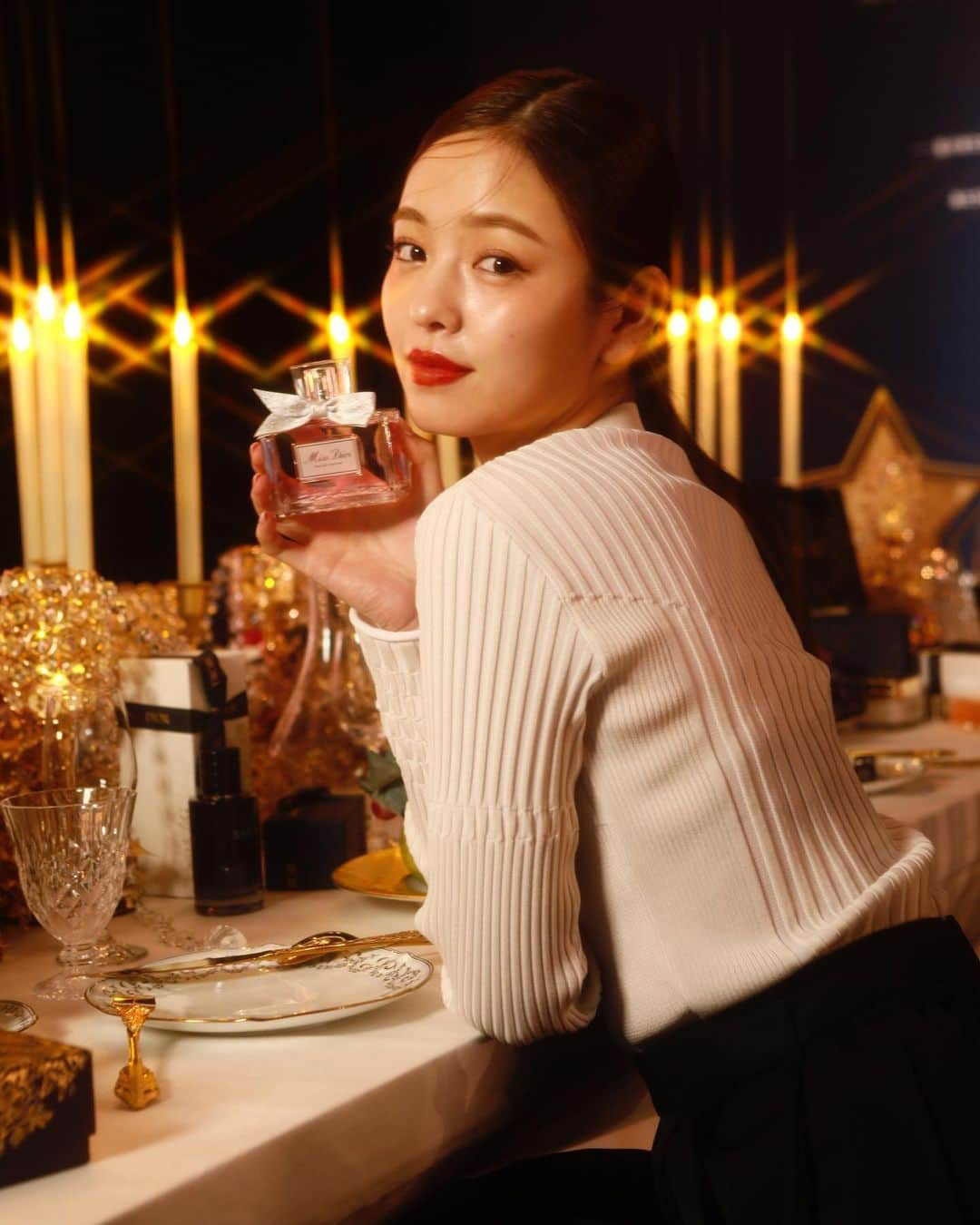 横田真悠さんのインスタグラム写真 - (横田真悠Instagram)「DIORの期間限定イベント「アトリエ オブ ドリームズ」が六本木ヒルズアリーナにて12月2日(金)から12月11日(日)まで開催中ଓ AR体験や光り輝くシャンデリア、どこまでも広がっていくようなイマーシブルーム、そしてオリジナル ホット ドリンクを提供するカフェも🫖 わたしが人生で1番最初に身に纏った香水MISS DIORは忘れられない香りです♡  @diorbeauty  #アトリエオブドリームズ #DREAMINDIOR #DIORHOLIDAYS」12月1日 19時11分 - yokota_mayuu