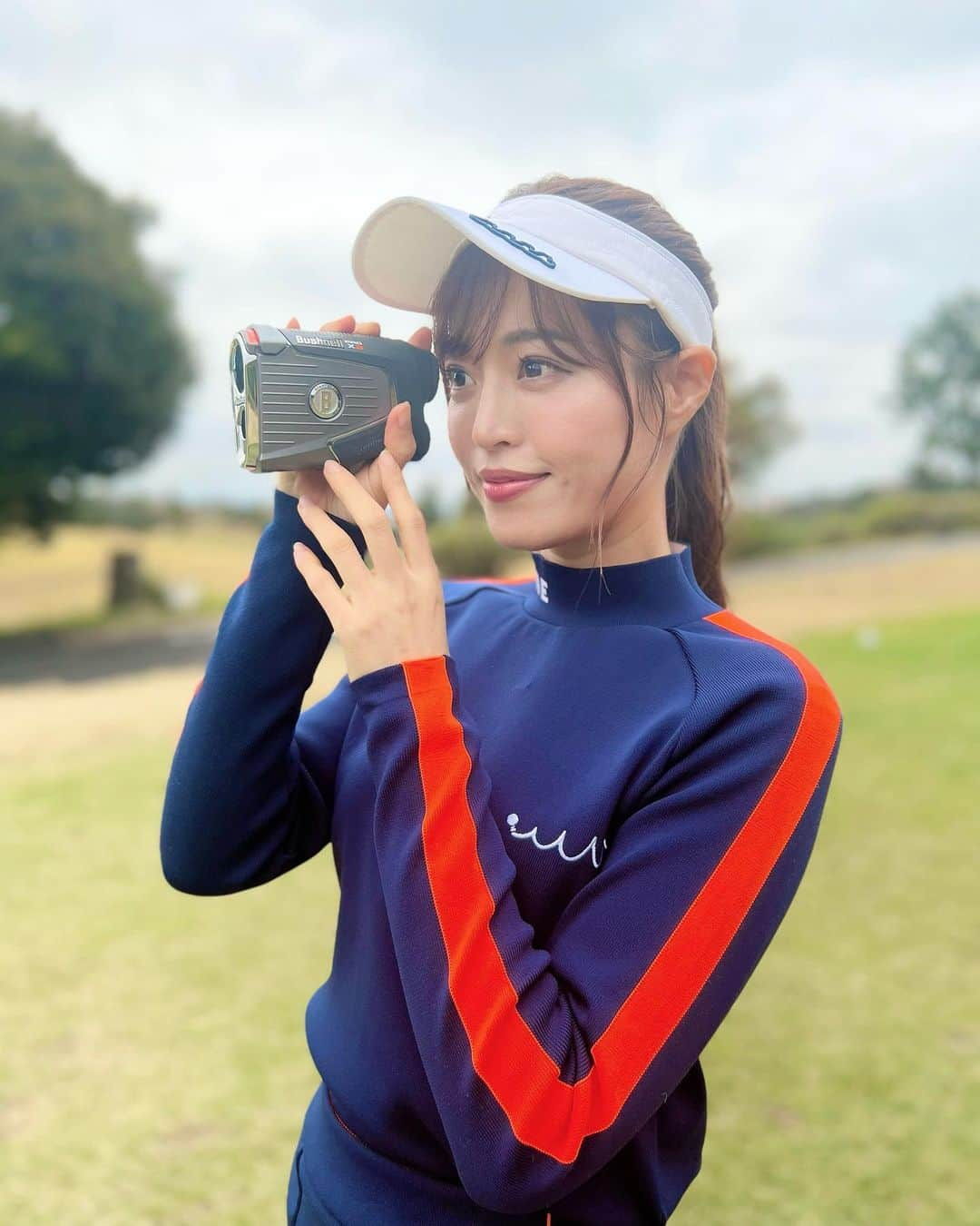 高橋としみさんのインスタグラム写真 - (高橋としみInstagram)「発売されたばかりの @bushnellgolf.jp  Newモデル✨ いろんなプロが使ってるから、 これ持ってるだけで上級者気分（笑） とにかく測るのが早いがいい！！  以前コメントでも質問あったんだけど、 ブッシュネルは磁石を利用して、 @golf.plate のレーザー装着プレート付けてる😊 ベルトに付けるだけ。白黒をよく使うから、 それぞれ付けっぱなしにしてる😊  どっちも便利！！楽！そして早い！ せっかちバレる（笑）  おすすめ✨✨  ウェア　@muta__official  #ブッシュネル#bushnell #bushnellgolf #ピンシーカープロx3ジョルト #ゴルフ#ゴルフ女子#ゴルフウェア #レーザープレート#レーザー距離計 #golf」12月1日 19時21分 - toshimi_1002