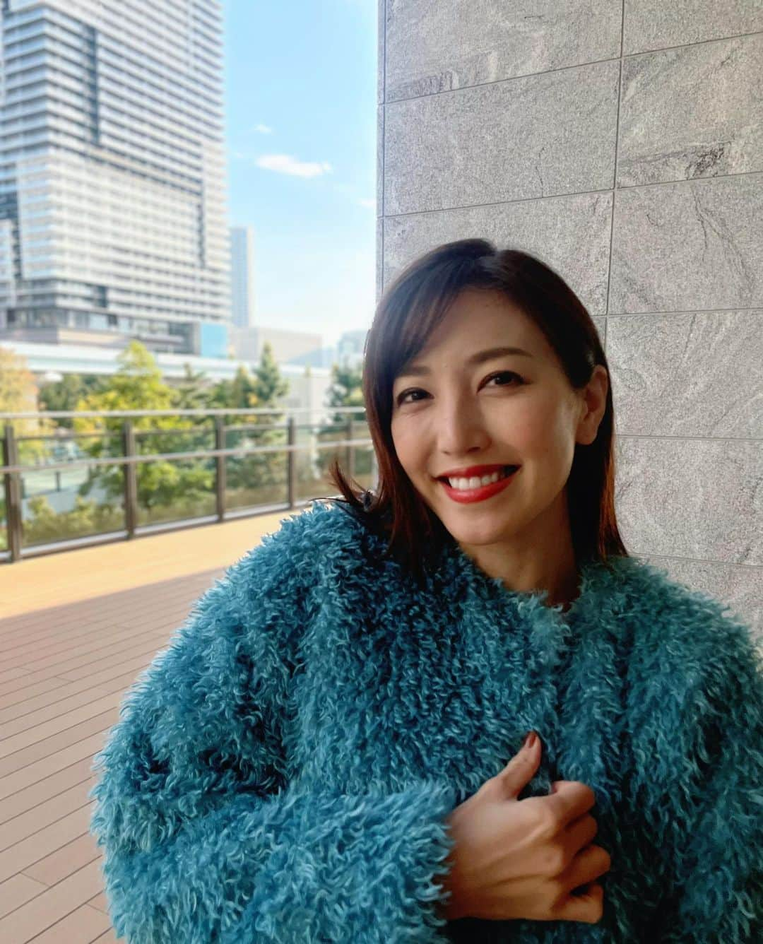 小澤陽子さんのインスタグラム写真 - (小澤陽子Instagram)「💙💙💙  がんばれニッポン🇯🇵‼️⚽️  #サムライブルー #がんばれニッポン🇯🇵⚽️ #リバーシブル な #モコモコあったかジャケット #おざよーfashion👗 #私服」12月1日 20時09分 - yoko.ozawa729