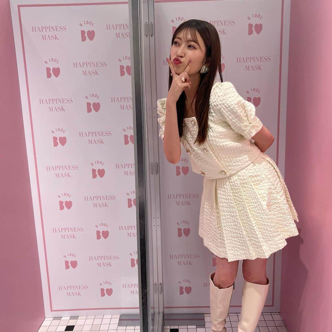 吉田朱里さんのインスタグラム写真 - (吉田朱里Instagram)「@bidol_official ポップアップ お越しくださった皆様ありがとうございました☺️✨ . 狙ってた商品はゲットできましたか？🫣💓 最終日には2ショット会も出来て 普段B IDOLの商品を使ってくださってる方々に直接お会いできて 嬉しかったです😍❤️ . B IDOLへの想いも直接伝えてくれる方もたくさんいて、頑張ってきてよかったなぁ💓と思いました☺️✨ . またポップアップできるように 頑張ります✨全国いろんなところ周りたいな〜💗💙 . 2ショット会は抽選だったので… 参加できなかった方へ合成用の 写真を撮ったのでご自由に お使いくださいませ😭🙏笑」12月1日 21時30分 - _yoshida_akari