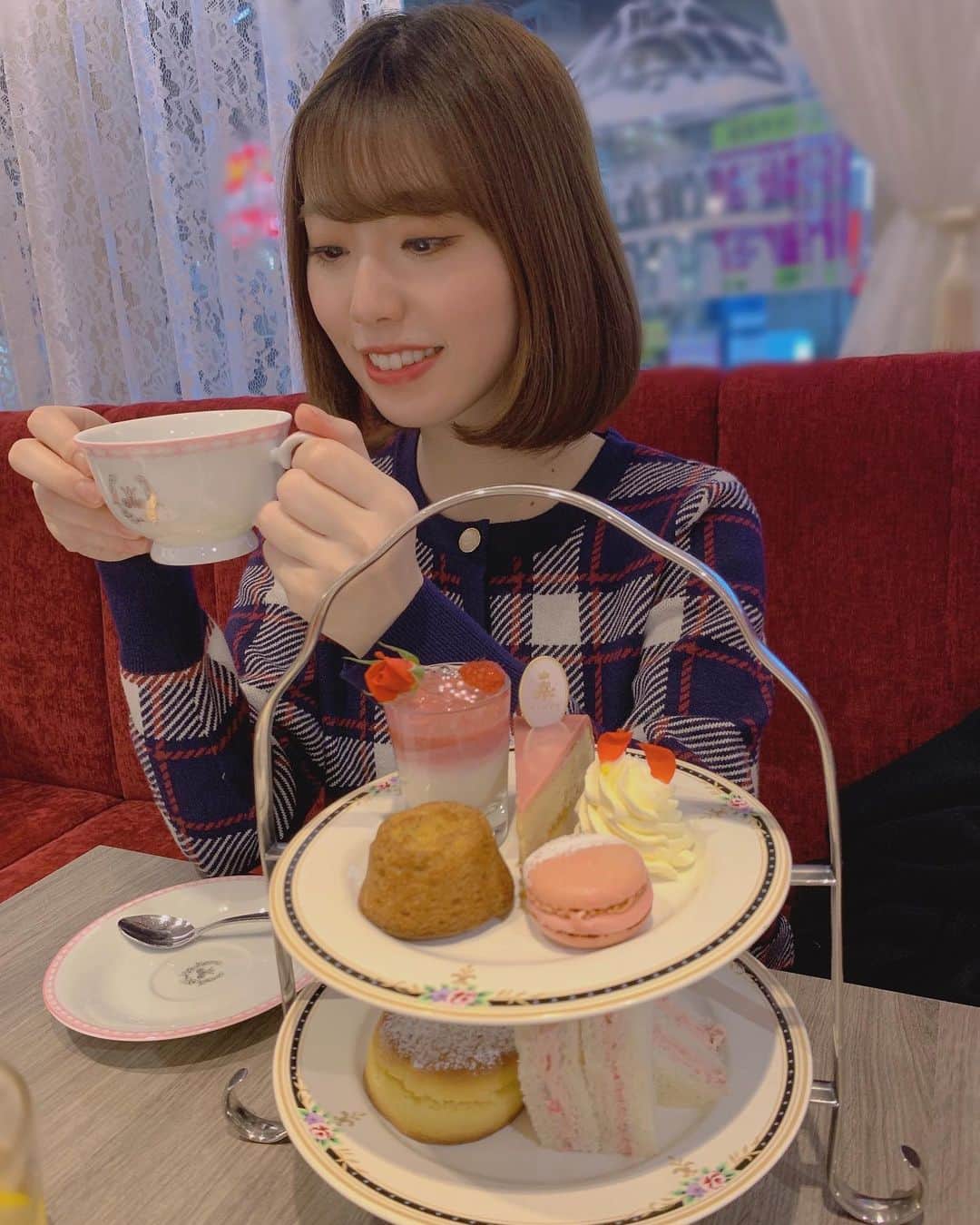 星名あゆみさんのインスタグラム写真 - (星名あゆみInstagram)「冬のアフタヌーンティー🫖🍰❄️  コーヒーばっかり飲んでた私が 最近、紅茶も好きになって初めて アフタヌーンティー行ってきた！！  食べ物がピンク色で可愛いくて、 紅茶もおいしかった〜💛  新しいお洋服〜！👗✨　@proportionbodydressing   #ルサロンドニナス #プロポーション #proportion #アフタヌーンティー #usagionline#新宿アフタヌーンティー」12月1日 21時36分 - hoshina_ayumi