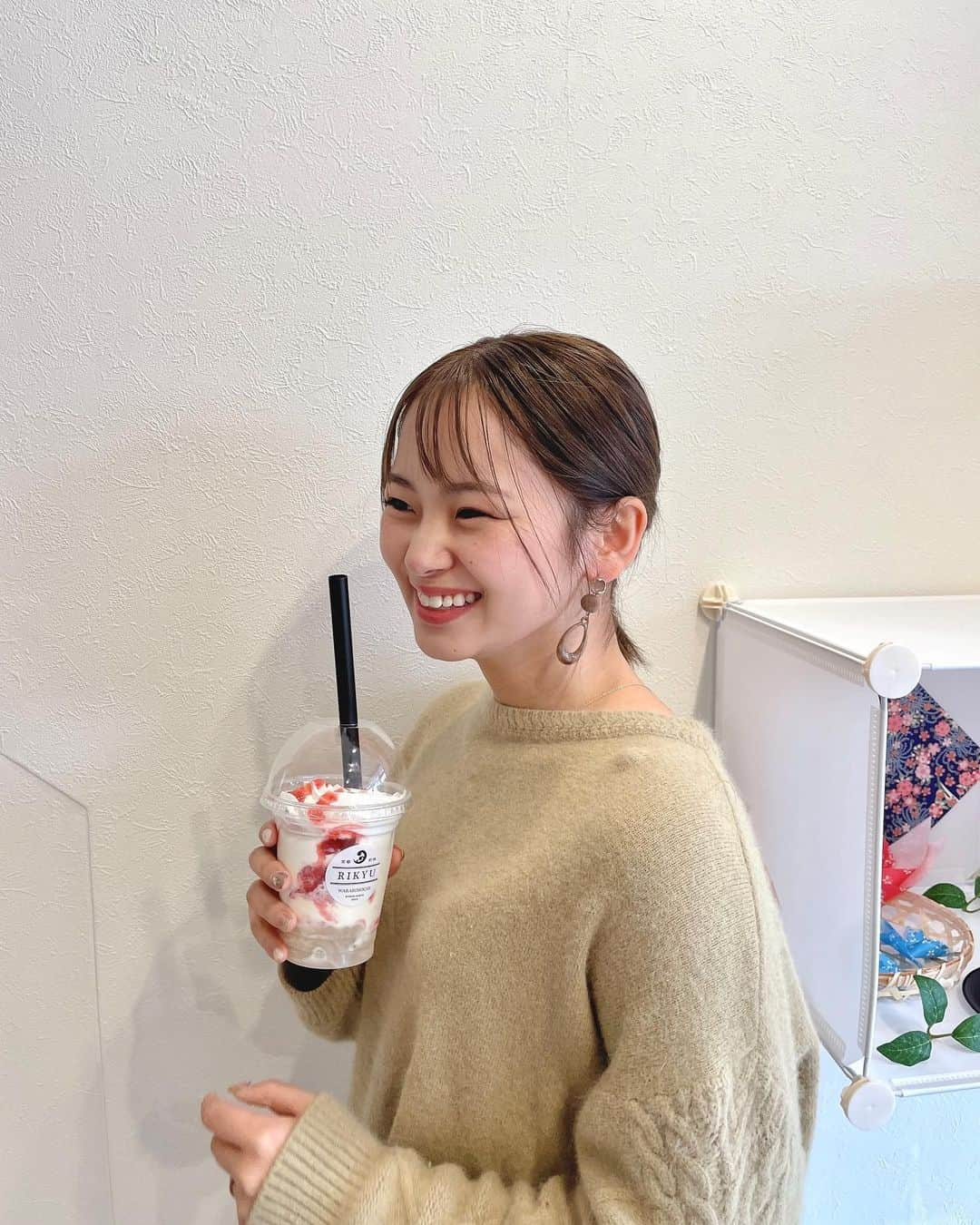 筒井莉子さんのインスタグラム写真 - (筒井莉子Instagram)「久留米市にある 「-京都 利休-RIKYU」さんへ🫶🏻 @rikyu_warabimochi   わらび餅を飲むって言うのが 新感覚すぎて ドキドキで行ったら 想像以上に美味しくてビックリしました😲💞  「生」のわらび餅だから トロトロしてて すっごく飲みやすかったし 色んな味があるから 今日はこれ！ 今日はこっち！って感じで 色んな味が楽しめます🍀*゜ ちなみに莉子はイチゴ🍓 今度ほうじ茶飲みたい🤤  久留米駅からも近いので 行きやすくなってます☝️ 甘いものは本当に癒されますね🕊💗  PR @rikyu_warabimochi  #生わらび餅 #飲むわらび餅  #わらび餅専門店 #わらび餅ドリンク  #久留米スイーツ」12月1日 21時50分 - riko.02tsutsui