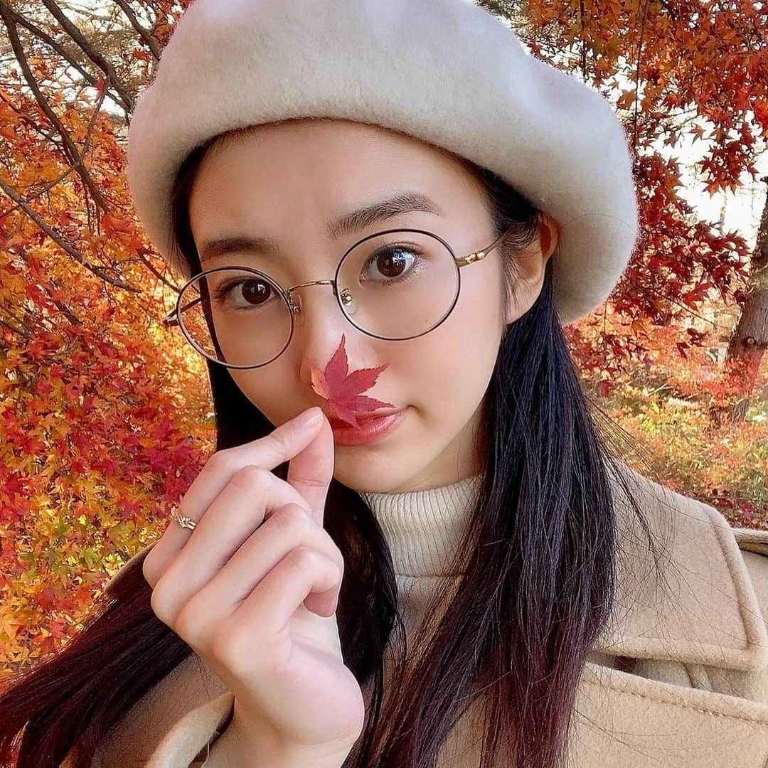 大島璃音さんのインスタグラム写真 - (大島璃音Instagram)「紅葉回廊🍁  少し前に行ったのですが、見頃でした✨✨ 今日は寒くて、もうこの頃の過ごしやすかった秋が恋しいです💭  #紅葉  #紅葉回廊  #もみじ回廊」12月1日 21時50分 - rinon_ohshima