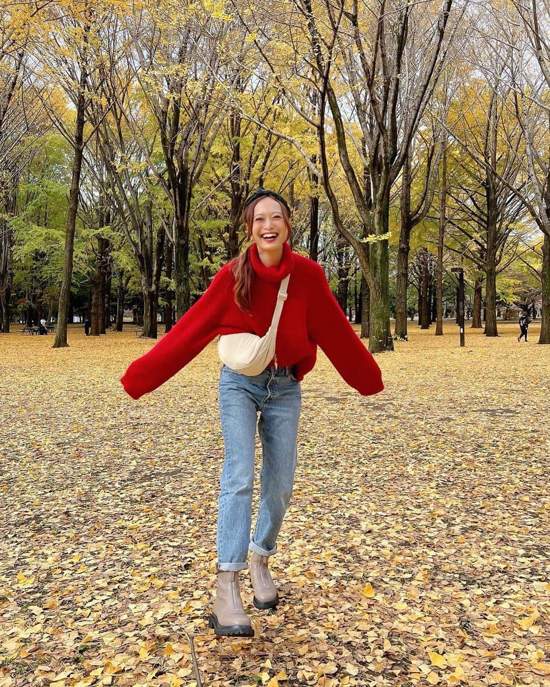 榊本麻衣さんのインスタグラム写真 - (榊本麻衣Instagram)「代々木公園で紅葉を楽しんだ日🍁🍂 ⁡ ⁡ おふざけショットあり ムービーありの楽しい1日でした🙊❤️ ⁡ ⁡ knit： @grl_official  bag： @uniqlo_jp  @uniqlo  denim： @ungrid_official ×  @levis @levis_japan  boots： @orientaltraffic_official ×  @lily02tbt  ⁡ ⁡ #mai___fashion #mai___code #秋コーデ #秋冬コーデ #カジュアル #カジュアルコーデ  #大人カジュアル #大人女子 #大人可愛い #プチプラ #grl #grlコーデ #グレイル購入品 #グレイルコーデ #グレイル #きれいめカジュアル #オリトラ #冬コーデ #Ungrid #levis #UNIQLO #ユニクロ #ユニクロコーデ #ユニクロ購入品 #UNIQLOコーデ #UNIQLO購入品 #ラウンドミニショルダーバッグ」12月1日 21時53分 - maipipii