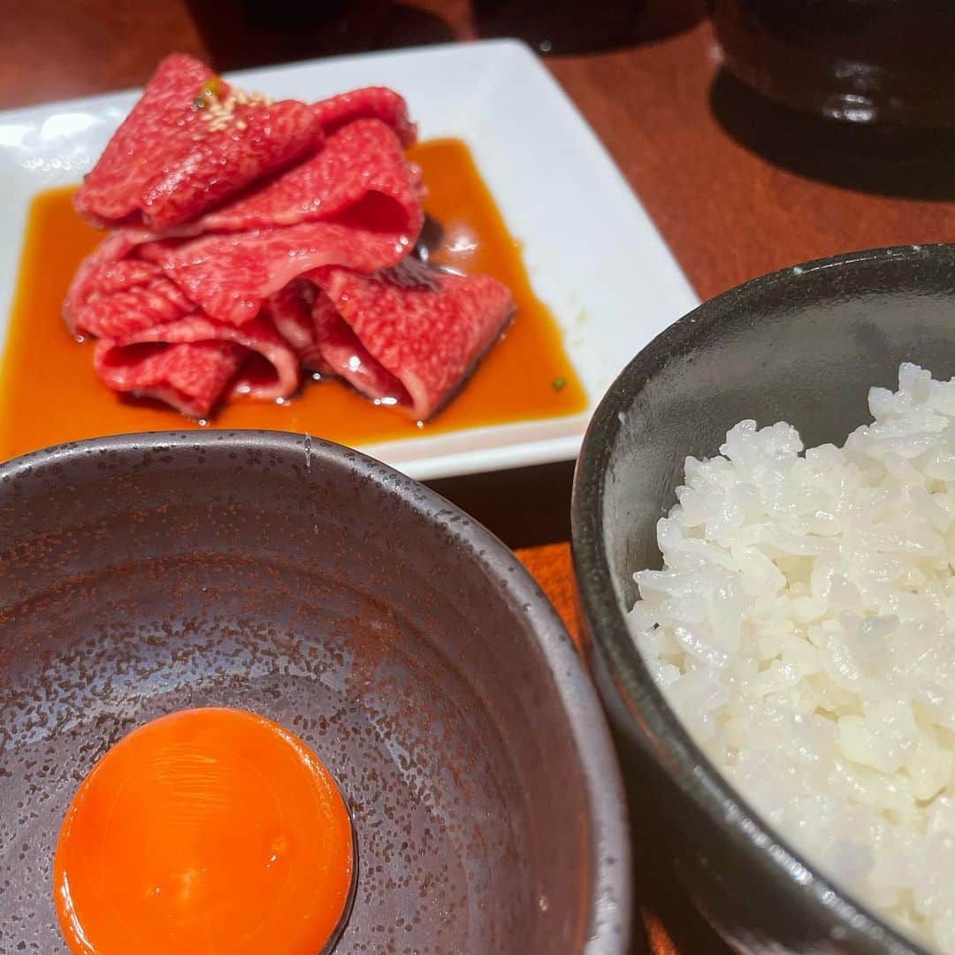 風子さんのインスタグラム写真 - (風子Instagram)「先日、上野に焼肉食べに行ってきたよ😺  別館限定のコースを頂きました😻  シルクユッケちょー美味しかった😻 タン大好きだからタンの盛り合わせも最高❤️ ハラミステーキはガーリックバターで😻  ビックリしたのがレバニラなんだけど、その場で焼いてくれるの😽 想像してたレバニラと違った😹そして美味しいw  お酒もたんまり飲んでいい一日になりました😽  PR @taishoen.honten #上野グルメ #焼肉上野太昌園別館 #贅沢ごはん #肉グルメ #おもてなしご飯 #上野焼肉」12月1日 22時00分 - pchan030