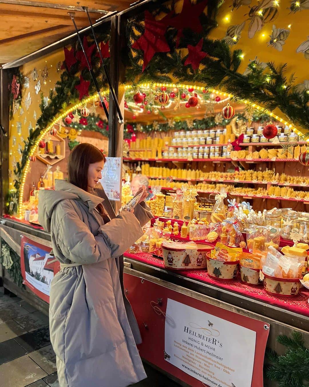 東野佑美さんのインスタグラム写真 - (東野佑美Instagram)「📍Munich, Germany クリスマスマーケットが好き過ぎて 毎日ちょろっと寄っては何かしらGETしている😂🫶  🍁は可愛いおばあちゃんに貰ったの。♡  @trunc88_official のダウンが大活躍🥹✨  #ヨーロッパ周遊 #海外旅行好き #北欧旅行 #ドイツ #ミュンヘン」12月1日 23時11分 - yumi.higashino