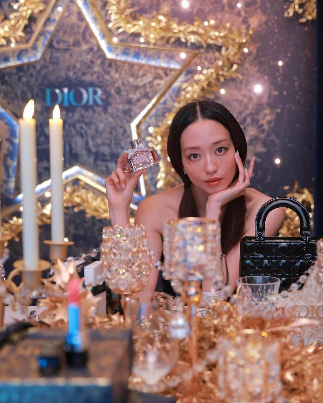 松島花さんのインスタグラム写真 - (松島花Instagram)「: DIOR「アトリエ オブ ドリームズ」 ホリデーシーズン期間限定ポップアップ @六本木ヒルズへ行ってきました❄️ : 満天の星が降り注ぐようなイマーシブルーム、 光輝くシャンデリアやJ’ADOREのツリー✨ MISS DIORやSAUVAGEの香りにも癒され✨ 12月に入りクリスマスムードを一気に 高めてくれる夢のような空間でした🥹🎄 そして⤴︎この季節にピッタリのディオールの オリジナルホットドリンクを飲めるカフェも ありますよっ🫖🤍 : AR体験もできるこちらのイベントは 六本木ヒルズアリーナにて12月2日(金)〜 12月11日(日)まで開催中です❄️皆さんぜひ💙 @DIORBEAUTY  @DIOR #アトリエオブドリームズ #DREAMINDIOR #DIORHOLIDAYS」12月1日 23時40分 - hana_matsushima_official