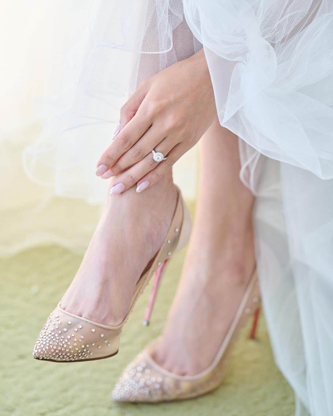 澤山璃奈さんのインスタグラム写真 - (澤山璃奈Instagram)「婚約してすぐに「結婚式で履いてほしくて🎁 」と親友のなっちがくれたガラスの靴 @louboutinworld 🏰  絶対このショットは撮ると思ったので👠に合わせて #ガラスネイル 💅にしました🪞  なっちは私以上に私を理解してくれて、私の弱さも強さも全て受け入れて愛してくれる人。  婚約した事を直接伝えた時も号泣で笑 誰よりも喜んでくれて 何度も結婚のお祝いをしてくれて いつも全力で愛を伝えてくれる人。  「なっちと結婚出来たら幸せなのになぁ」「なっちみたいな男性いないかなぁ」 って何度言ったかな？🤣  本当に散々心配かけました🥲  ちなみに、いつか大きいお家でみんなで住もう！の夢も忘れてないよ🏡🐕  今までは買い物やメイクも事あるごとに全部相談してきたけど、結婚式はゲストとして楽しんで欲しかったからドレスやお花も当日まで秘密で🤫  全部わかってくれてる親友だからこそ、 璃奈っぽいね！って言ってもらえるか心配で実はちょっと緊張してました🥹笑  そんなドキドキのお支度風景です📸  まさかこの後、挙式の前に屋外での撮影中に会っちゃうとは思わず…笑  そんなところもうちららしい👍🏽笑 さすがなっちだね！と笑ってました🤍😂  #rina_bridetobe💍  💄hair &makeup  @ayan_irisluuuv   #結婚式 #花嫁 #wedding #bride #andaztokyo #アンダーズ東京 #weddingdress #ウェディングドレス #ブライダルシューズ #bridalshoes #christianlouboutin」12月2日 1時54分 - rinasawayama