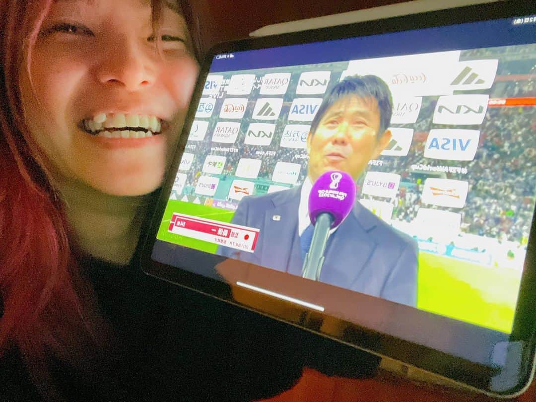 LiSAさんのインスタグラム写真 - (LiSAInstagram)「やばい！！すごい瞬間を目撃してしまったーー😭❤️えっ！1位通過！！？おめでとうございますー！！ なにこれー！すごすぎるー😭選手のみなさん、素晴らしい試合をありがとうございますー😭😭感動してる！！興奮してる！！今日は日本中で大大大喝采やー！いっせーーの！  #FIFAワールドカップ 　#日本代表 #興奮しすぎてブレブレ笑　#一斉ノ喝采  もう、今夜は最高な気持ちで、一斉ノ喝采聴いて寝る！ いや、興奮して寝れない！から、永遠に聴いて余韻！ ひとまず、選手のみなさん、サポーターのみなさん、チーの皆さん、お疲れ様です！おめでとうございます！ ってことは、次は12/5 24:00 クロアチア戦や！！ すごい歴史を目撃中や！！」12月2日 5時58分 - xlisa_olivex