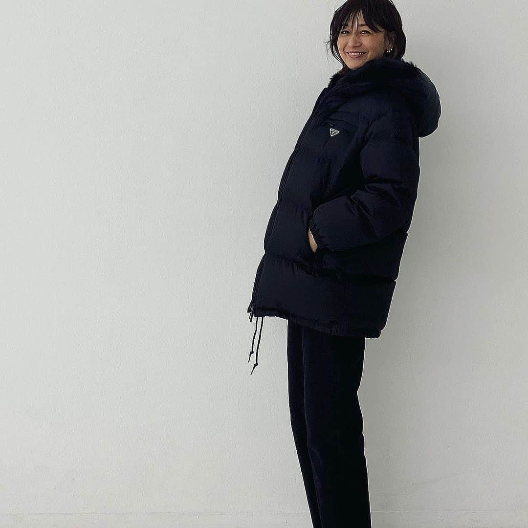 富岡佳子さんのインスタグラム写真 - (富岡佳子Instagram)「#outfit  初ダウンジャケット🖤 スタジオ撮影だったので中のニットは薄手のものにしました。 足元はスタジオのスリッパです…この日の足元はスワイプ2枚目です👞」12月2日 11時22分 - yoshikotomioka