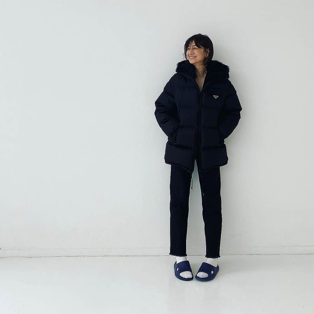 富岡佳子さんのインスタグラム写真 - (富岡佳子Instagram)「#outfit  初ダウンジャケット🖤 スタジオ撮影だったので中のニットは薄手のものにしました。 足元はスタジオのスリッパです…この日の足元はスワイプ2枚目です👞」12月2日 11時22分 - yoshikotomioka