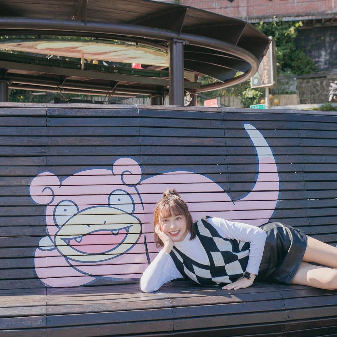 峮峮さんのインスタグラム写真 - (峮峮Instagram)「滿滿的小可愛來襲，你們有見到嗎😍？   在日本超多人愛的「Pokégenic繽紛拍照景點」 現在在臺北市就拍得到啦.ᐟ‪‪‬.ᐟ‪‪‬   在活動剛開跑時候， 就有很多人跟我分享很多皮卡丘的塗鴉牆景點😳😳 今天我就跟著皮卡丘的腳步，從貓空一路回到臺北中山站٩(ˊᗜˋ*)و 還被我遇到隱身在中山站、最新出現的皮卡丘 使出十萬伏特的皮卡丘，真的是可愛炸了💋⚡️   除了貓空跟中山站外 松山文創園區也有夜間限定的皮卡丘霓虹燈 大家快點去走走吧๑◕‿‿◕๑.ᐟ‪‪‬.ᐟ‪‪‬   💛可愛大軍出沒： #貓空 -可愛皮卡丘、呆呆獸 #松山文創園區 -皮卡丘霓虹燈 -展期到2023/2/28   💛加碼延期： #捷運中山站 -葛拉西蒂亞花海的皮卡丘 -使出十萬伏特的皮卡丘 -展期到2023/01/02   而且而且，到貓空還可以親山郊遊、觀星、賞月 還有很多特色店家可以品茗吃茶香美食喔😋😋   @心中山公園 @貓空 #Pokégenic #走靜貓空 #台北旅遊網」12月2日 12時53分 - qun_04