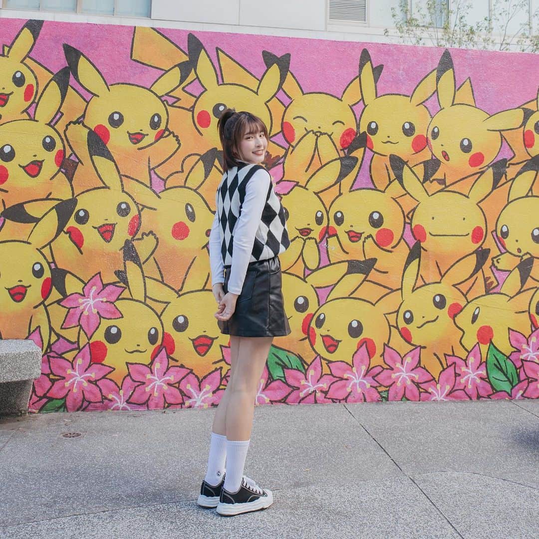 峮峮さんのインスタグラム写真 - (峮峮Instagram)「滿滿的小可愛來襲，你們有見到嗎😍？   在日本超多人愛的「Pokégenic繽紛拍照景點」 現在在臺北市就拍得到啦.ᐟ‪‪‬.ᐟ‪‪‬   在活動剛開跑時候， 就有很多人跟我分享很多皮卡丘的塗鴉牆景點😳😳 今天我就跟著皮卡丘的腳步，從貓空一路回到臺北中山站٩(ˊᗜˋ*)و 還被我遇到隱身在中山站、最新出現的皮卡丘 使出十萬伏特的皮卡丘，真的是可愛炸了💋⚡️   除了貓空跟中山站外 松山文創園區也有夜間限定的皮卡丘霓虹燈 大家快點去走走吧๑◕‿‿◕๑.ᐟ‪‪‬.ᐟ‪‪‬   💛可愛大軍出沒： #貓空 -可愛皮卡丘、呆呆獸 #松山文創園區 -皮卡丘霓虹燈 -展期到2023/2/28   💛加碼延期： #捷運中山站 -葛拉西蒂亞花海的皮卡丘 -使出十萬伏特的皮卡丘 -展期到2023/01/02   而且而且，到貓空還可以親山郊遊、觀星、賞月 還有很多特色店家可以品茗吃茶香美食喔😋😋   @心中山公園 @貓空 #Pokégenic #走靜貓空 #台北旅遊網」12月2日 12時53分 - qun_04