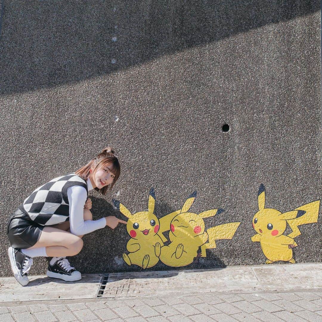 峮峮さんのインスタグラム写真 - (峮峮Instagram)「滿滿的小可愛來襲，你們有見到嗎😍？   在日本超多人愛的「Pokégenic繽紛拍照景點」 現在在臺北市就拍得到啦.ᐟ‪‪‬.ᐟ‪‪‬   在活動剛開跑時候， 就有很多人跟我分享很多皮卡丘的塗鴉牆景點😳😳 今天我就跟著皮卡丘的腳步，從貓空一路回到臺北中山站٩(ˊᗜˋ*)و 還被我遇到隱身在中山站、最新出現的皮卡丘 使出十萬伏特的皮卡丘，真的是可愛炸了💋⚡️   除了貓空跟中山站外 松山文創園區也有夜間限定的皮卡丘霓虹燈 大家快點去走走吧๑◕‿‿◕๑.ᐟ‪‪‬.ᐟ‪‪‬   💛可愛大軍出沒： #貓空 -可愛皮卡丘、呆呆獸 #松山文創園區 -皮卡丘霓虹燈 -展期到2023/2/28   💛加碼延期： #捷運中山站 -葛拉西蒂亞花海的皮卡丘 -使出十萬伏特的皮卡丘 -展期到2023/01/02   而且而且，到貓空還可以親山郊遊、觀星、賞月 還有很多特色店家可以品茗吃茶香美食喔😋😋   @心中山公園 @貓空 #Pokégenic #走靜貓空 #台北旅遊網」12月2日 12時53分 - qun_04