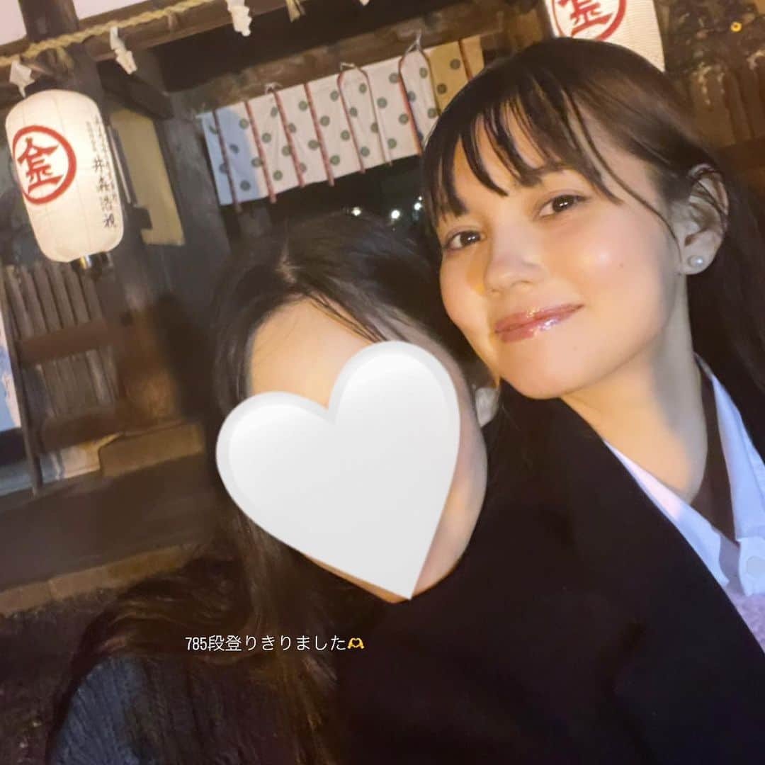 愛花さんのインスタグラム写真 - (愛花Instagram)「四国は歴史ある場所がとにかく好きでした♡ こちら金刀比羅宮と讃岐うどんと松山城と坂本龍馬像⛩🏯🐴  階段200段登ったあたりから既にキツくて、本当に登り切れるのか心配でした🥹体力というより精神力を問われている気がしました。頑張りました。🏮 江戸時代には飼い主に代わってわんちゃんがお参りしてたっていうかわいいエピソードつき🐶  そしてそして霧深い松山城も幻想的でした☁️よくイメージする殿様ごっこもしてきました！！！！楽しい！！ 坂本龍馬さんにも会ってきました！思った6倍ぐらい大きかった！ お城の階段ほんとに急すぎて爆笑しました夕焼け綺麗だったなあ🏯  #松山城 #金刀比羅宮 #こんぴらさん #こまいぬ  #坂本龍馬 #桂浜 #高知城 #天守閣 #お参り #神社巡り#香川　#香川旅行 #讃岐うどん #うどん #愛媛 #愛媛旅行 #高知 #高知旅行 #うどん県」12月2日 13時26分 - hi_erica_official