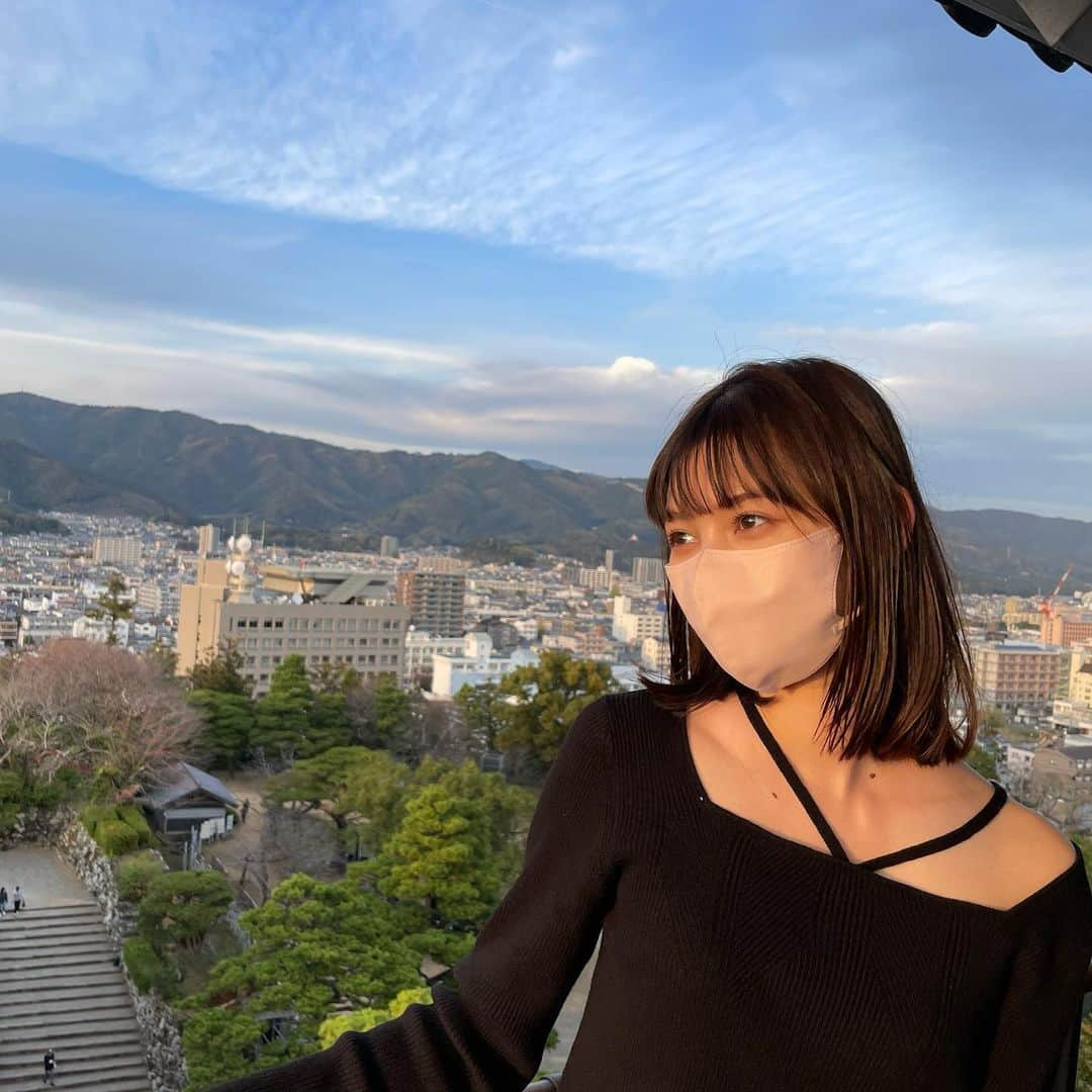 愛花さんのインスタグラム写真 - (愛花Instagram)「四国は歴史ある場所がとにかく好きでした♡ こちら金刀比羅宮と讃岐うどんと松山城と坂本龍馬像⛩🏯🐴  階段200段登ったあたりから既にキツくて、本当に登り切れるのか心配でした🥹体力というより精神力を問われている気がしました。頑張りました。🏮 江戸時代には飼い主に代わってわんちゃんがお参りしてたっていうかわいいエピソードつき🐶  そしてそして霧深い松山城も幻想的でした☁️よくイメージする殿様ごっこもしてきました！！！！楽しい！！ 坂本龍馬さんにも会ってきました！思った6倍ぐらい大きかった！ お城の階段ほんとに急すぎて爆笑しました夕焼け綺麗だったなあ🏯  #松山城 #金刀比羅宮 #こんぴらさん #こまいぬ  #坂本龍馬 #桂浜 #高知城 #天守閣 #お参り #神社巡り#香川　#香川旅行 #讃岐うどん #うどん #愛媛 #愛媛旅行 #高知 #高知旅行 #うどん県」12月2日 13時26分 - hi_erica_official