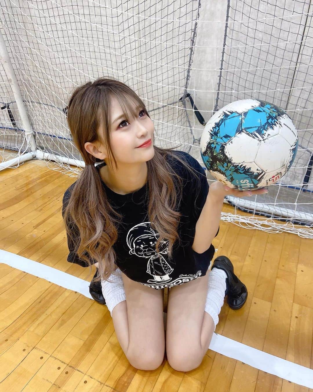 阿久津真央さんのインスタグラム写真 - (阿久津真央Instagram)「日本おめでとう〜〜🇯🇵⚽️ ばんざーーーい🙌🎊✨ すごすぎるね！！！！  写真はこないだ大人の運動会した時の📸👟🏸🤍 フットサル挑戦してみたら 1人でボールに絡まってすってんころりん🏃‍♀️💨笑  めちゃくちゃ筋肉痛やばくて ３日続いたwww  スポーツ大好きやからまたすぐやりたいなぁ〜☺️♬  #大人の運動会 #ワールドカップ #fifa」12月2日 13時47分 - akutsumao