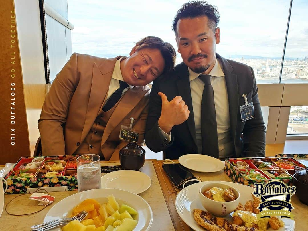 オリックス・バファローズさんのインスタグラム写真 - (オリックス・バファローズInstagram)「#Tー岡田 #杉本裕太郎 #宮城大弥 #宮城くん #みんなでランチタイム #ミズノ #アンバサダーミーティング #Bs2022 #buffaloes #baseball #ORIX #プロ野球」12月2日 14時05分 - orix_buffaloes