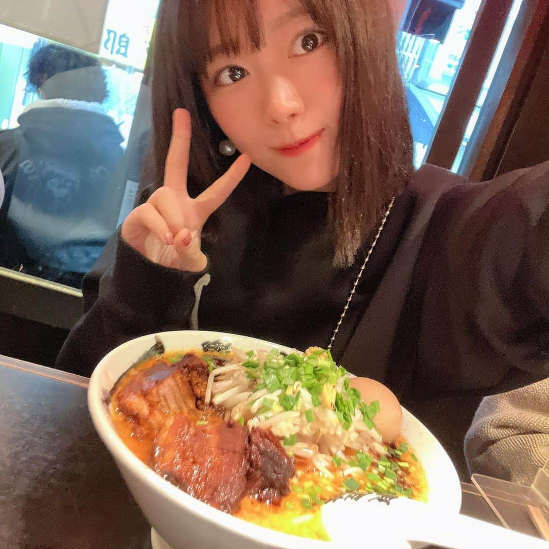 山内鈴蘭さんのインスタグラム写真 - (山内鈴蘭Instagram)「カラシビ味噌らー麺【鬼金棒】🍜  (私、食べるの大好きなのに全然載せたことないから載せていこうと思う🐷笑)  カラシビ味噌らー麺【鬼金棒】池袋店！ ずっと前から行きたくてやっと行けた🥺❤️  11時から開店で、 基本開店時間前から並んでる！ 30分くらい待って3回転目くらいでやっと店内に😆😆😆  私が頼んだのは 【特製カラシビ味噌らー麺】 一番人気のやつっ！！  ここは、味噌ベースのラーメンなんだけど唐辛子と山椒の香りが強い辛いスープがたまらないの🥺❤️  オーダー内容は ・唐辛子普通の山椒追加 ・麺は普通 ・野菜追加  にしたよ！山椒好きにはたまらん！ お店オリジナルの″カラシビスパイス缶″があるんだけど、これもまた味変でちょー美味しい最高に美味しい！  この特製らー麺に入ってる焼豚があり得ないくらい美味しい🥹🍖  味付けがされてる焼豚なんだけど、スープとの相性抜群🔥  ほろほろ柔らかくて食べ応えのある肉厚な焼豚、、🍚欲しくなるやつです🤤  あーラーメン好きすぎる件について！  #ラーメン #ラーメン女子 #池袋グルメ #池袋ラーメン #ラーメン巡り #グルメ女子 #グルメスタグラム #食べるの大好き #大食い女子 #東京グルメ #ラーメン好きな人と繋がりたい #ゴルフ女子 #ゴルフ好きな人と繋がりたい #グルらん」12月2日 14時11分 - xxsuzuranxx