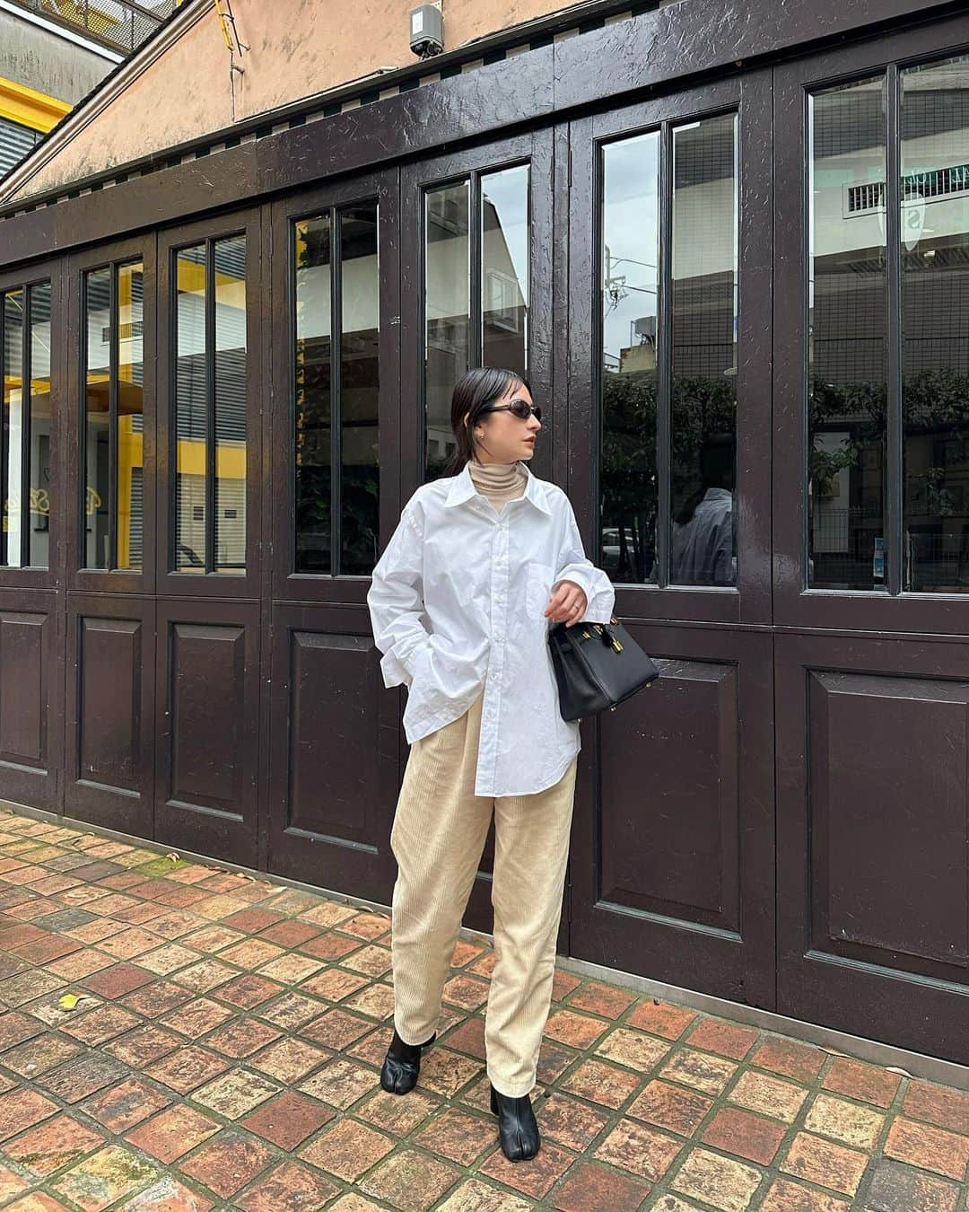 松本恵奈さんのインスタグラム写真 - (松本恵奈Instagram)「今日の私服です♡本日発売のコーデュロイPTを履いてきました⚪️ シャツと合わせるとコーデュロイでもパリッとスタイリングできるのでオススメですよー♡  ウエストのダブルタックと程よいボリューム感が他にない拘りのシルエットです。裾をロールアップしても可愛いデザインなので、低身長の方でも着やすいパンツです☺️ 是非checkしてみてねー♡ #clane #新作 #本日発売 #私服」12月2日 15時59分 - ena1123