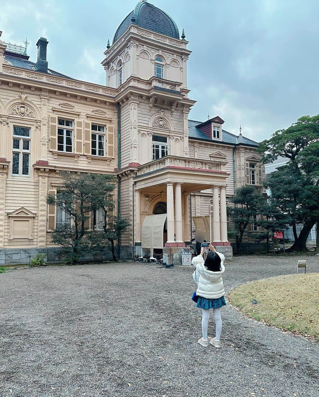 神田うのさんのインスタグラム写真 - (神田うのInstagram)「カーリー先生💕こと華道家の假屋崎省吾先生💕のお花の展覧会が、 なんと❣️今回は旧岩崎邸で開催されています😍  『旧岩崎庭園で堪能する美』 娘と母と兎3羽🐇🐇🐇で伺って参りました😊  いつもながらにカーリー先生💕の素晴らしい『感性』と歴史ある『建築』との優美な世界でした😍  土日は撮影禁止との事🥲（平日は撮影OKとの事🙆‍♀️）先生💕の素晴らしいお作品のお写真は撮れませんでしたが😢チェロの四重奏を楽しむ事が出来ました☺️♪  この日カーリー先生💕は京都出張の為現場にはいらっしゃれずお会い出来ませんでしたが娘💕を連れて行ける日がこの日しかなかった為仕方がありませんでした🥲  お土産ショップでお馴染みのカーリー先生💕のところのスタッフさん達💕とお喋りしながら、シルバーのお花モチーフのブローチを娘とお揃いで購入させて頂きました☺️ 良い記念品になりました☺️  こちらの展覧会は12月4日（日）まで開催されておりますので、是非皆様💕も足をお運び下さいね☺️✨ @shogo_kariyazaki_official   #カーリー先生#華道家#仮屋崎省吾 先生#美を紡ぎ出す手#美を紡ぎ出すお方#旧岩崎邸#旧岩崎庭園#旧岩崎庭園で堪能する美#展覧会#美しい世界#優美な世界#娘と#母と#お花の展覧会#神田うの#unokanda」12月2日 16時21分 - unokandaofficial