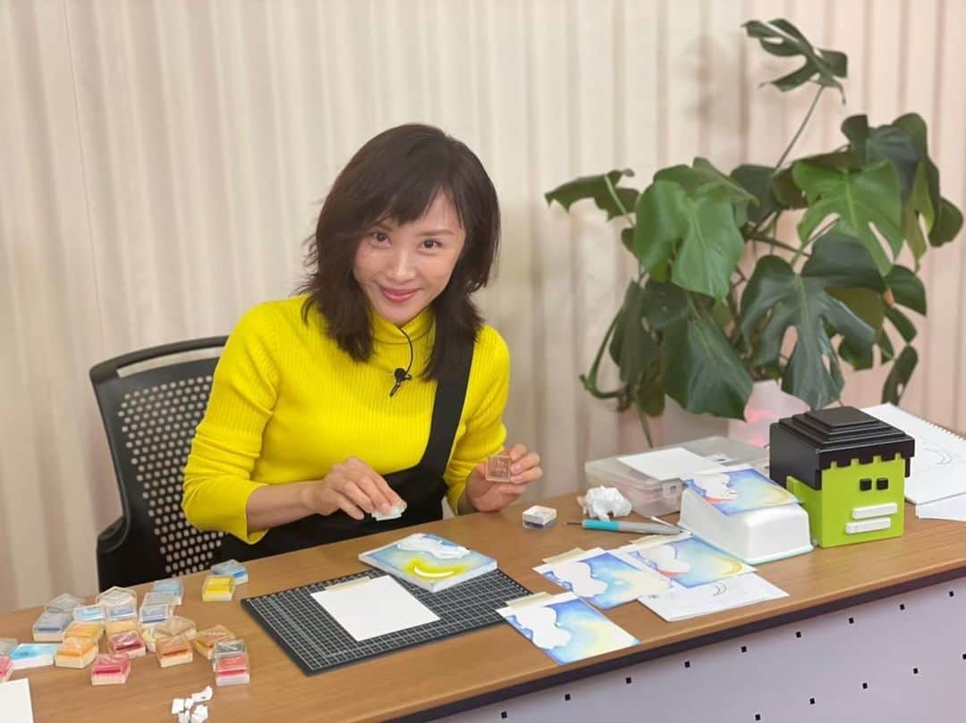 山口もえさんのインスタグラム写真 - (山口もえInstagram)「・  プレバト📺観てくれたかな？ 消しゴムハンコ一位になりました🥇👏 ありがとうございます！！ 地道にコツコツ 無になる時間 好きだなぁ〜♡  #TV#プレバト#📺 #消しゴムハンコ #ちょっとメタボな雪だるまと三日月 #俳句 はめっぽうダメだった #地道にがんばる山口もえ #❤️」12月2日 16時32分 - moe_yamaguchi0611