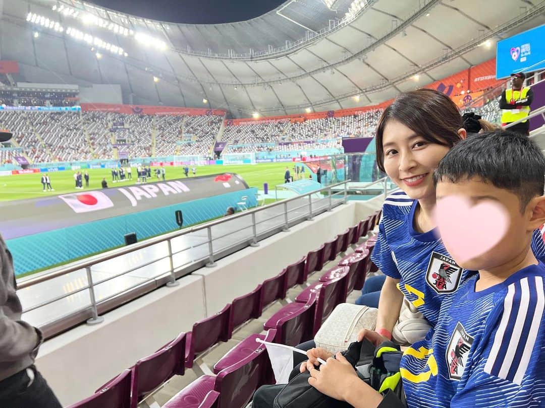 権田裕美さんのインスタグラム写真 - (権田裕美Instagram)「. 思わずほっぺたをつねってみた朝、 夢じゃなかった…ちゃんと痛かった✨  決勝トーナメント進出おめでとうございます！！！ 何より試合後の主人の笑顔を見れて、安堵しました。  また世界中の日本代表を応援してくれてる方々と 歓喜を共有できたこと、とっても嬉しいです😊  日本から応援して下さった皆さんは午前4時キックオフと 中々ハードな時間にも関わらず、 たくさんの熱い応援お疲れ様でした✨  私にまで、たくさんのコメントやメッセージも 感謝致します。本当に心強くいつも励まされています！ ありがとうございます！✨ . . . . . .  #権田修一#fifaworldcup#W杯#カタールW杯#サッカー日本代表#ワールドカップ」12月2日 16時33分 - yumigonda