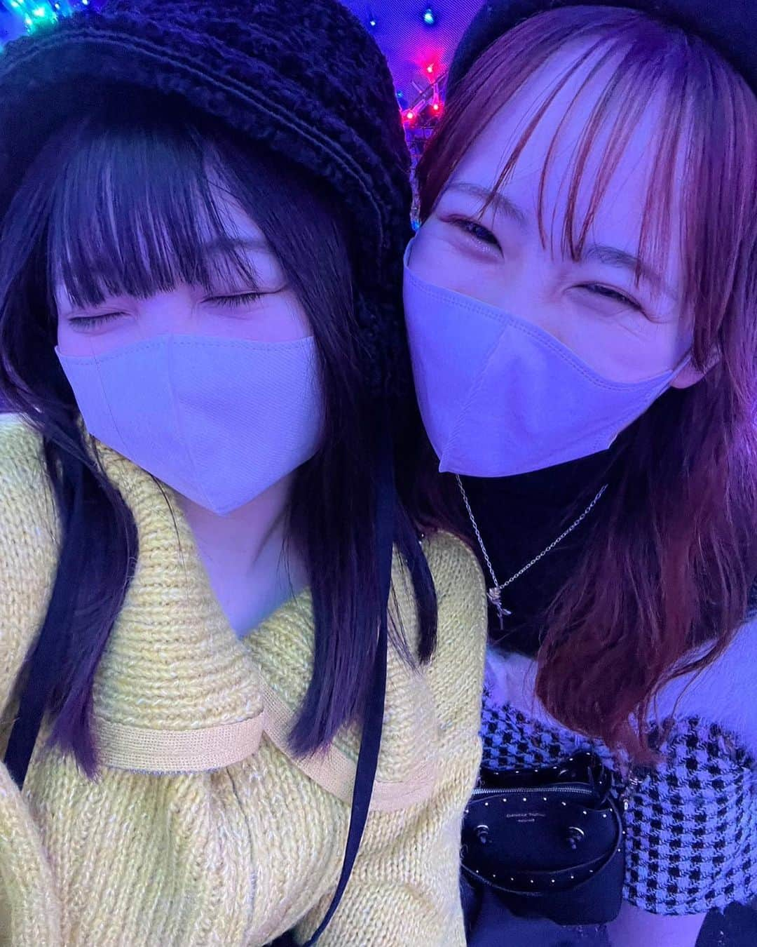 Girls²さんのインスタグラム写真 - (Girls²Instagram)「♡♡♡ こんにちは！ゆずです🍋 ⁡ 気分転換も兼ねて、少しの時間だったけど、薄倉氏とイルミネーション行ってきちゃったっ！💎︎💕︎ ⁡ ここのイルミ初めて行ったんだけど、びっくりするくらい綺麗でびびった🥺 ⁡ 2人で光る飴ってのを食べて興奮してたら、家族連れのお母さんが｢あの〜｣ってきて、｢え！もしかしてファンの子かな！嬉しい！｣ってワクワクしてたら、普通に｢飴どこで売ってましたか〜？｣って聞かれて勝手に気まずかった！！😂😂 ⁡ 本当にプライベートでファンの子に声かけられたことないのでいつか気づいて貰えますように〜😇 ⁡ 写真でわかるように、めちゃくちゃ楽しかったです☺️ ⁡ それでは今日はこの辺で〜！ばいば〜い👋 ⁡ #Girls2LiveTour2022Shangrila #チケット発売中！ #LoveGenic #そんなのずるいじゃん #ByeByeBye #Girls2 #ガールズガールズ #小田柚葉 #隅谷百花 #鶴屋美咲 #小川桜花 #増田來亜 #菱田未渚美  #山口綺羅 #原田都愛 #石井蘭」12月2日 17時21分 - girls2_official