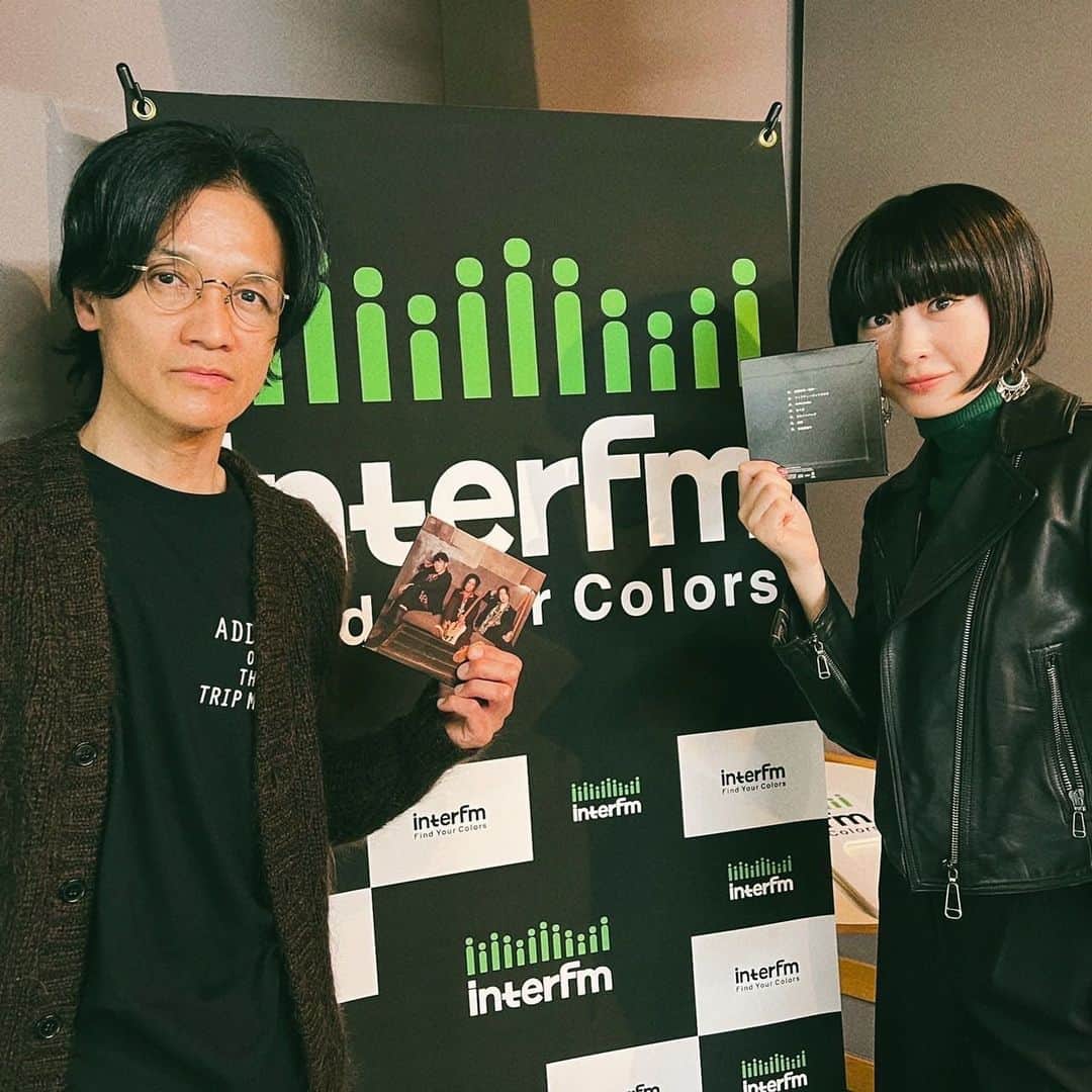 成田昭次さんのインスタグラム写真 - (成田昭次Instagram)「W-DJ  interFM【TOKYO MUSIC SHOW】ありがとうございました😊 事件あり、ゲストあり、色々ありで毎週リスナーさん達をハラハラドキドキさせてばかりだったのではないかと心配でした 今後は月一での出演となりますが、引き続きryoちゃん共々応援宜しくお願いします 詳しい日程はラジオ番組の公式SNSを随時ご確認下さいませ  成田商事アルバム『ボストンバッグ』ようやく社長の元にも届きました✨嬉しい✨ ラジオでもお伝えしましたが、11/30付けのUSENランキングで『ボストンバッグ』が1位を獲得しました！ どの世代にも響く応援歌、たくさんの方に届けて下さり心から感謝します🥲 ありがとうございました  #TOKYOMUSICSHOW #tms897 #リトルブラックドレス #成田商事 #ボストンバッグ #男闘呼組 #追加公演 #待ってます」12月2日 17時51分 - naritashoji.guitar