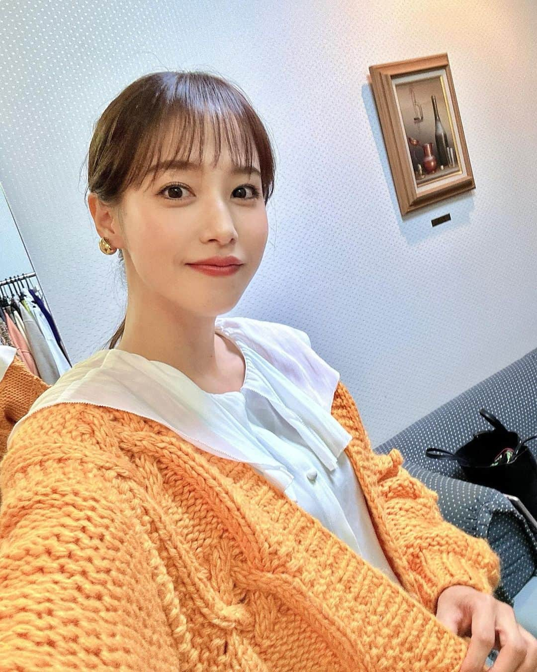 鷲見玲奈さんのインスタグラム写真 - (鷲見玲奈Instagram)「. 今日の私服めちゃくちゃ褒められて嬉しかったーー🥰  オレンジのカーディガンは、若槻さんのブランドでっす🍊 若槻さんの衣装も毎回好きで、実はよく見てるの🧡🫣  褒められて嬉しかったので久しぶりに私服載せてみました！  さて、明日はズムサタ！！ W杯祭りです🇯🇵 皆さん寝不足大丈夫ですか？ これを機に早寝早起きの週間にしちゃうのはいかがでしょう？笑  ということで、明日のズムサタもぜひご覧下さい🥰  #ズムサタ #私服」12月2日 18時51分 - sumi__reina