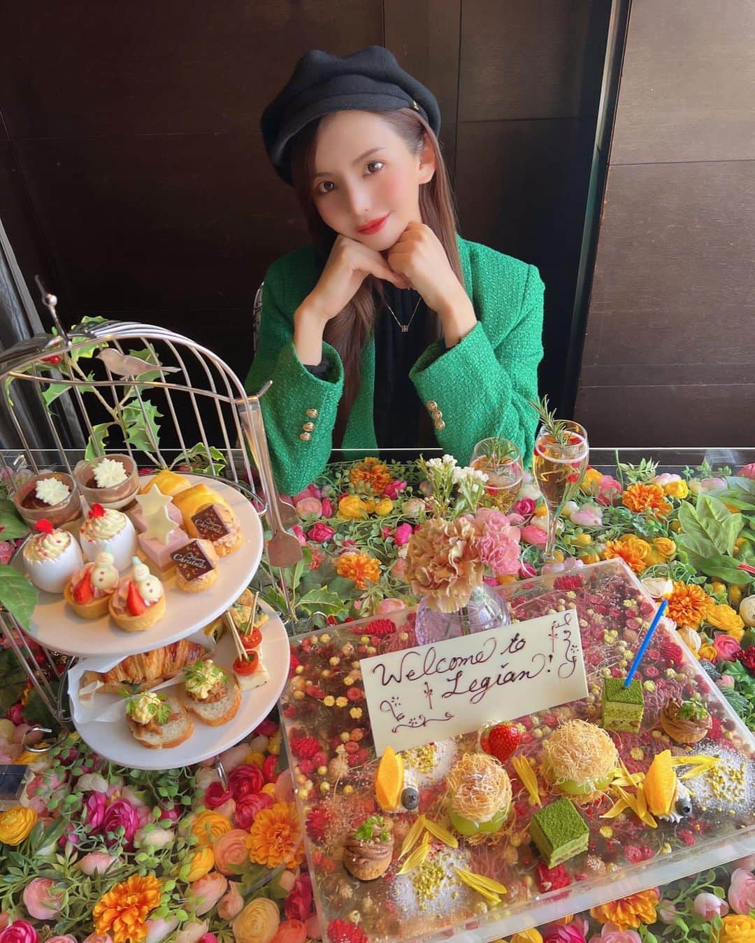 愛川みれいさんのインスタグラム写真 - (愛川みれいInstagram)「🍰🫖🌸🌼💐  @legiantokyo でアフターヌーンティー🫖してきたよ💓  1日3組限定のフラワーテーブル💐 心ときめく可愛さと、安定の美味しさ🍰 そしてこの日はお天気も良く 絶景を見ながらの女子会に 大大大満足でした💗幸せ💗  平日は予約が取りやすくて 夕方以降のハイティーもお得だから みんなも是非行ってみてー🧚‍♀️💕  #legiantokyo#レギャン東京 #ハイティー#アフターヌーンティー #渋谷#女子会#おススメ」12月2日 19時14分 - mirei.aikawa