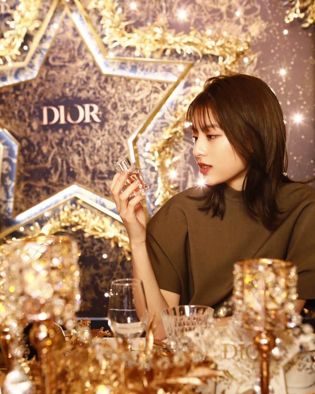 出口夏希さんのインスタグラム写真 - (出口夏希Instagram)「DIOR「アトリエ オブ ドリームズ」  AR体験やゴールドに光輝くシャンデリア、満天の星が降り注ぐかのようなイマーシブルーム とっても素敵な空間でした🌟  六本木ヒルズアリーナにて12月2日(金)から12月11日(日)期間限定で開催中です🎀  #アトリエオブドリームズ #DREAMINDIOR#DIORHOLIDAYS」12月2日 19時50分 - natsuki__deguchi__official