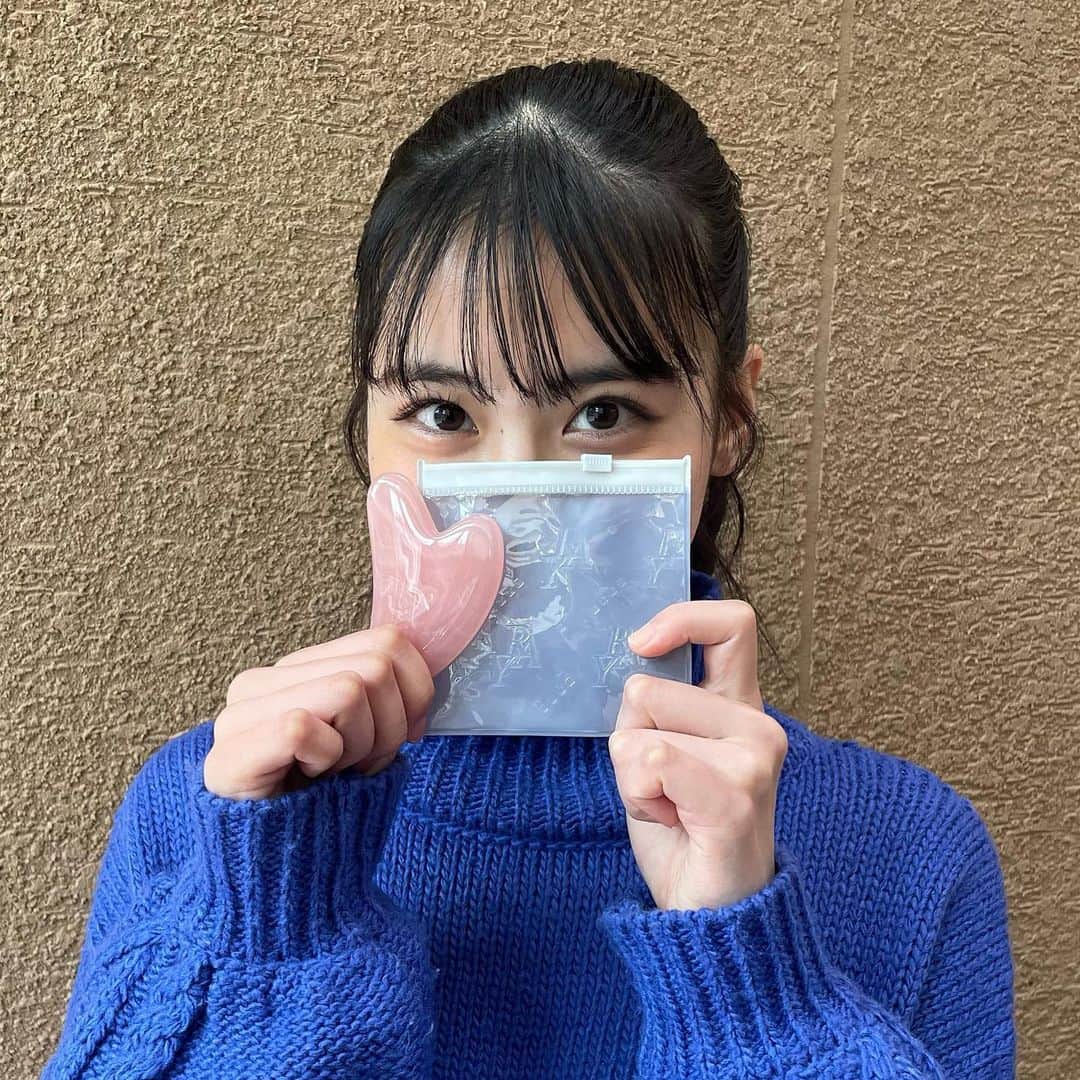 関谷瑠紀さんのインスタグラム写真 - (関谷瑠紀Instagram)「. ニコラ1月号みんなはもうチェックした？🧏🏻‍♀️ ⁡ 私はもう愛読中…ニコラの付録今回も◎です！ 「レピピアルマリオ×ゆなな  ハートかっさ＆モノグラム柄ポーチ 2セット」💗 ⁡ 小顔や美脚にぴったりなかわいいハート形のかっさと ちょうどいいミニ感にモノグラム柄がすごく可愛くて、 これから愛用する予感です…🤍🤍 ⁡ みんなもぜひチェックしてみてね！ ⁡ #ニコラ1月号 #ニコラ1月号発売中 #ニコラ #nicola #ニコモ #関谷瑠紀」12月2日 20時41分 - ruki_0808