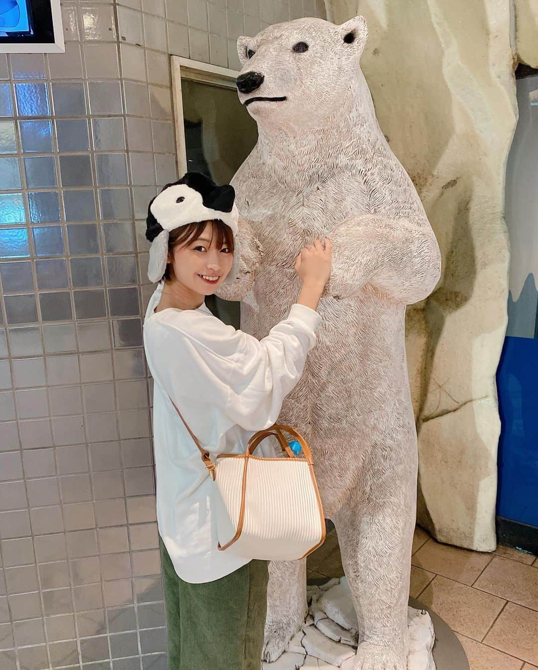 小坂田純奈さんのインスタグラム写真 - (小坂田純奈Instagram)「しろくまさんとツーショット🐻‍❄️✌🏻  #和歌山観光 #ショート女子 #アドベンチャーワールド」12月2日 21時19分 - official_junata