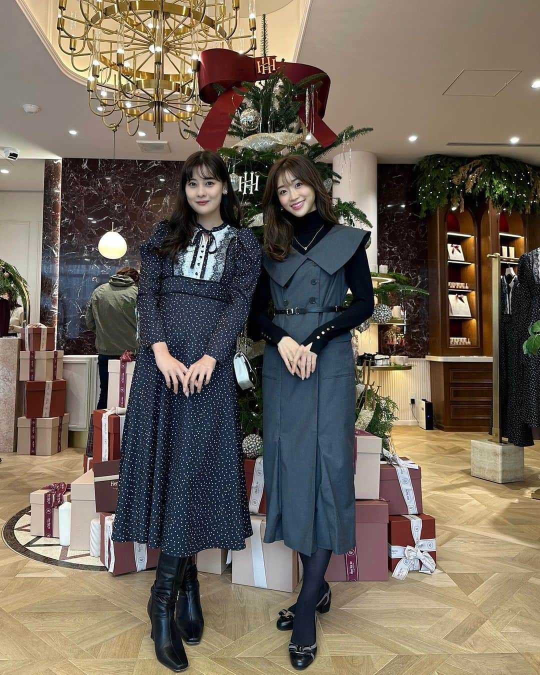 牧野結美さんのインスタグラム写真 - (牧野結美Instagram)「HER LIP TO HOLIDAY 2022🎄✨  @herlipto のホリデーイベントは あすから開催とのことです🤍  きょうはPREVIEW Invitationに 呼んでいただき行ってきました🫶🏻  ホリデーらしい素敵なドレスがたーくさん🥺💓  なのに、お洋服に夢中すぎてお写真が少ない😂♡ ぜひ @houseofherme へ行ってみてください✨  私はブラックドレスのほか、 ブーツやアクセもオーダーしてきました💕  #herlipto #ハーリップトゥー #houseofherme #ハウスオブエルメ #ホリデー #ホリデーコレクション」12月2日 22時24分 - yumi_makino_