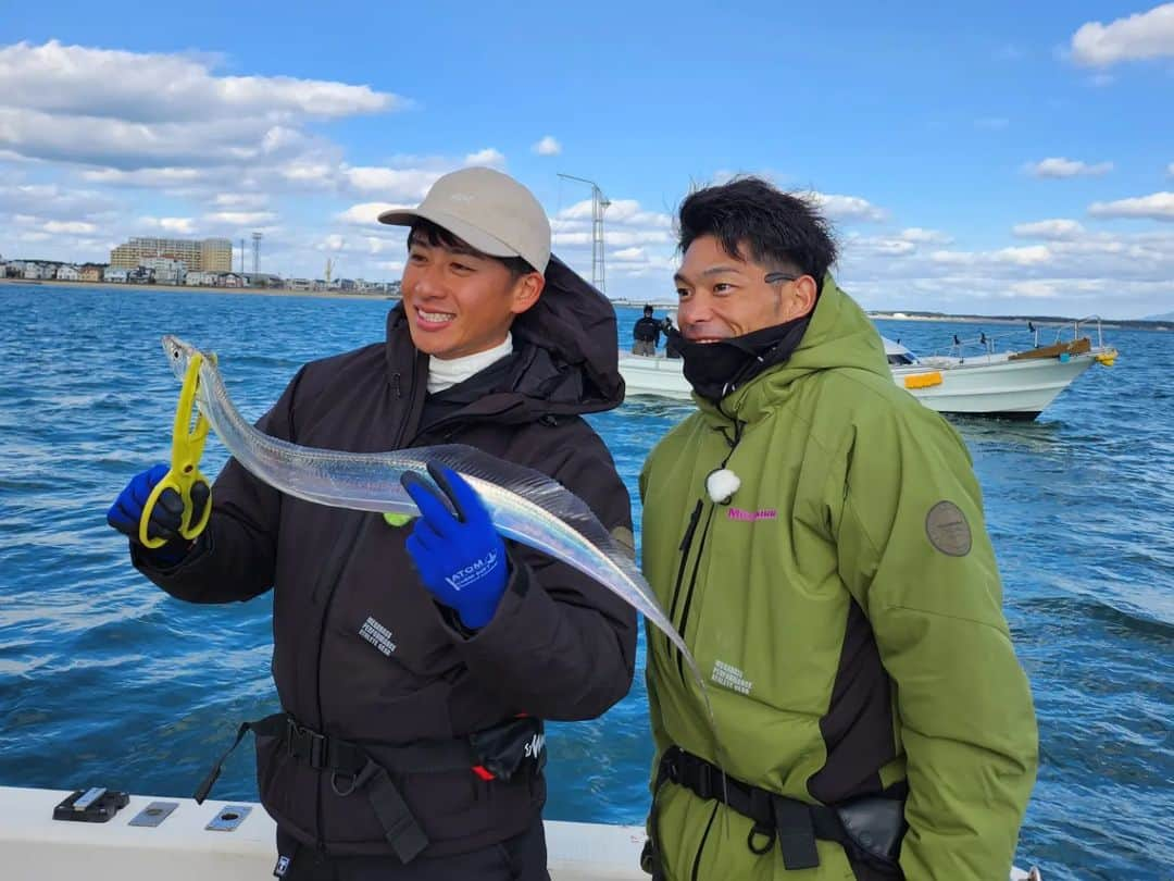 小雪さんのインスタグラム写真 - (小雪Instagram)「⚾🎣 ホークス×釣りビジョン #熱釣プロ野球2023 来年放送予定の特番ロケでした～  初めましての選手の皆さんと めちゃくちゃ笑って、寒くて震えて笑 しっかり釣りました！ 楽しかったー！  プロはやっぱり凄いなー 人間力も素晴らしいし、人に喜んでもらう為に など、私も学びが沢山でした。 盛り沢山の番組になったと思いますー！ 　 またお知らせします🐟️ 皆さまありがとうございました！  ちなみに、４枚目最高ですよ😊😜  #ホークス #釣りビジョン #太刀魚」12月2日 22時43分 - koyuki2