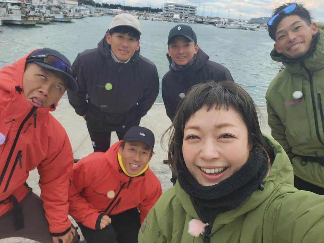 小雪さんのインスタグラム写真 - (小雪Instagram)「⚾🎣 ホークス×釣りビジョン #熱釣プロ野球2023 来年放送予定の特番ロケでした～  初めましての選手の皆さんと めちゃくちゃ笑って、寒くて震えて笑 しっかり釣りました！ 楽しかったー！  プロはやっぱり凄いなー 人間力も素晴らしいし、人に喜んでもらう為に など、私も学びが沢山でした。 盛り沢山の番組になったと思いますー！ 　 またお知らせします🐟️ 皆さまありがとうございました！  ちなみに、４枚目最高ですよ😊😜  #ホークス #釣りビジョン #太刀魚」12月2日 22時43分 - koyuki2