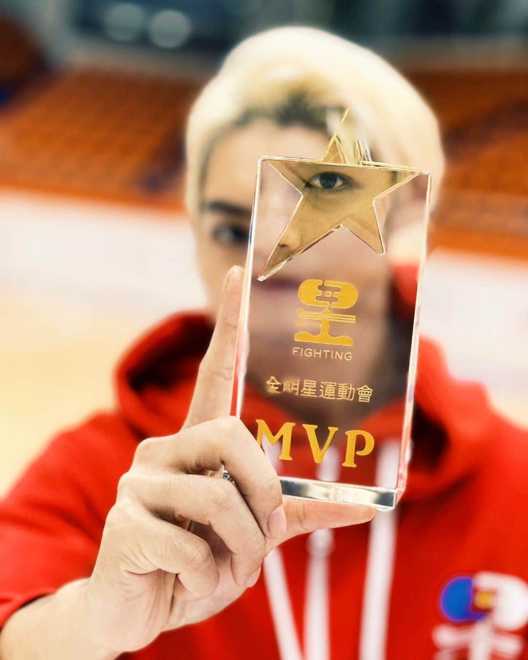 ツァオ・ヨウニン（曹佑寧）さんのインスタグラム写真 - (ツァオ・ヨウニン（曹佑寧）Instagram)「MVP=額外的獎勵  在場上做好自己的本份是應該，相信有這樣的信念，每個人都有機會可以獲得這份獎勵。  （很開心這次可以跟我心愛的手套一起入鏡💪🏼）  送上一張巧固球訓練時，被學生強而有力的強襲球擊中臉後的冰敷照😀 謝謝你們不手軟的攻擊🤙🏻 @allstarsportsday」12月2日 23時49分 - tsaoyuning