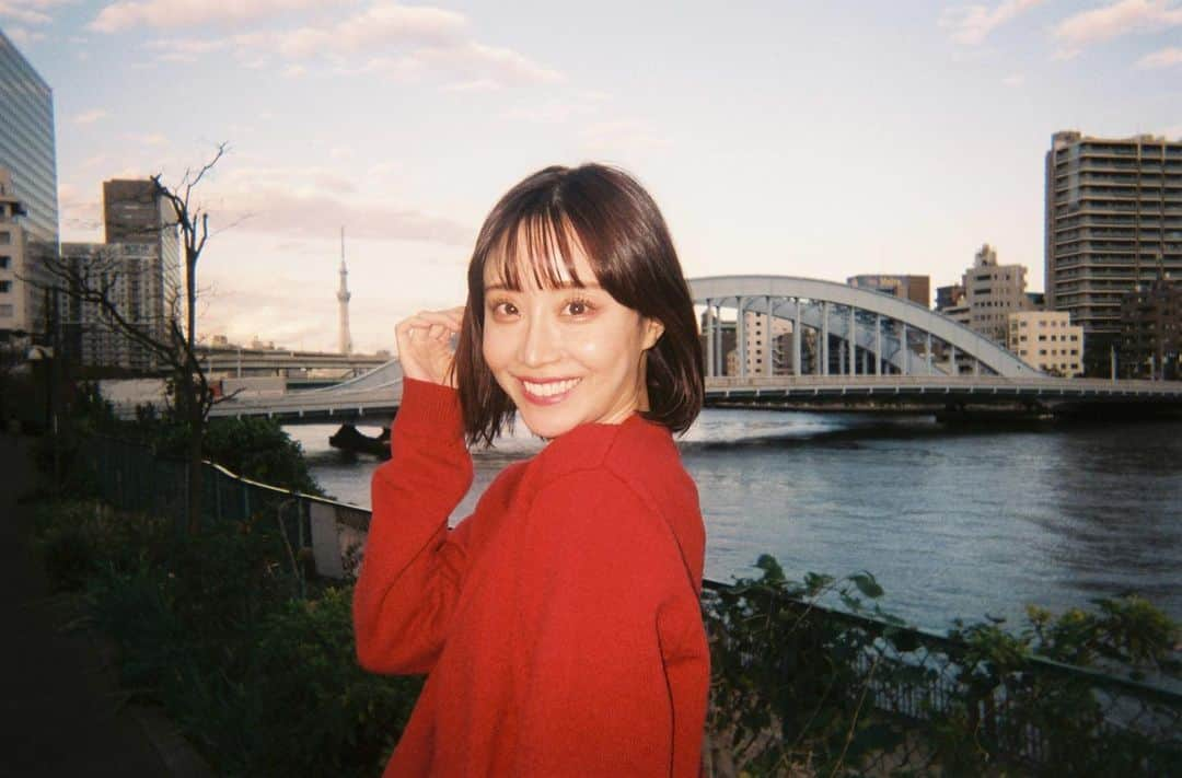 中川絵美里さんのインスタグラム写真 - (中川絵美里Instagram)「📷  今日、カレンダーのサイン入れの現場が一緒だった阿弥ちゃんと写ルンです大会しました。(一方的に付き合ってもらった)  いつも愛用してるフィルムカメラとはまた違った手軽さや写りも良いなと☺︎  2023カレンダーは発売中。よろしくお願いします✌︎  #写ルンです#film #2023カレンダー#柴田阿弥 ちゃん」12月3日 0時59分 - emiri_nakagawa