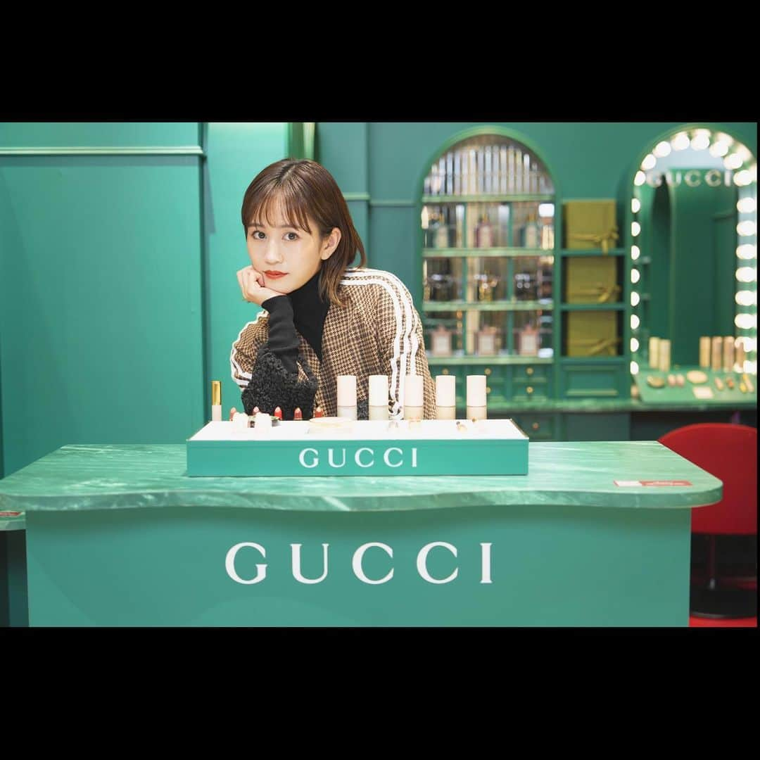 前田敦子さんのインスタグラム写真 - (前田敦子Instagram)「. @guccibeauty @gucci   輝きにあふれたホリデーシーズンを 過ごせるようにという願いが込められた #GucciBeautyWishes ❄︎ ホリデー限定メイクアップアイテムと アイコニックなフレグランスセットが登場  グッチルージュアレーヴルルネゾン限定商品は 中までキラキラでつけてもキラキラ こんなに綺麗なルージュ初めてみました💄✨ 実際に手に持って体験して欲しいです💛  毎日が生き生きして楽しくなるデザインと香りで 素敵なホリデーを過ごしてくださいね🎁  12/6まで伊勢丹新宿店でポップアップを開催中です🎄 製品は一部のグッチショップとグッチ公式オンラインショップ、および伊勢丹のフレグランスカウンターなどでも発売しています。  #GucciBeauty #GucciBeautyWishes」12月3日 1時37分 - atsuko_maeda_official