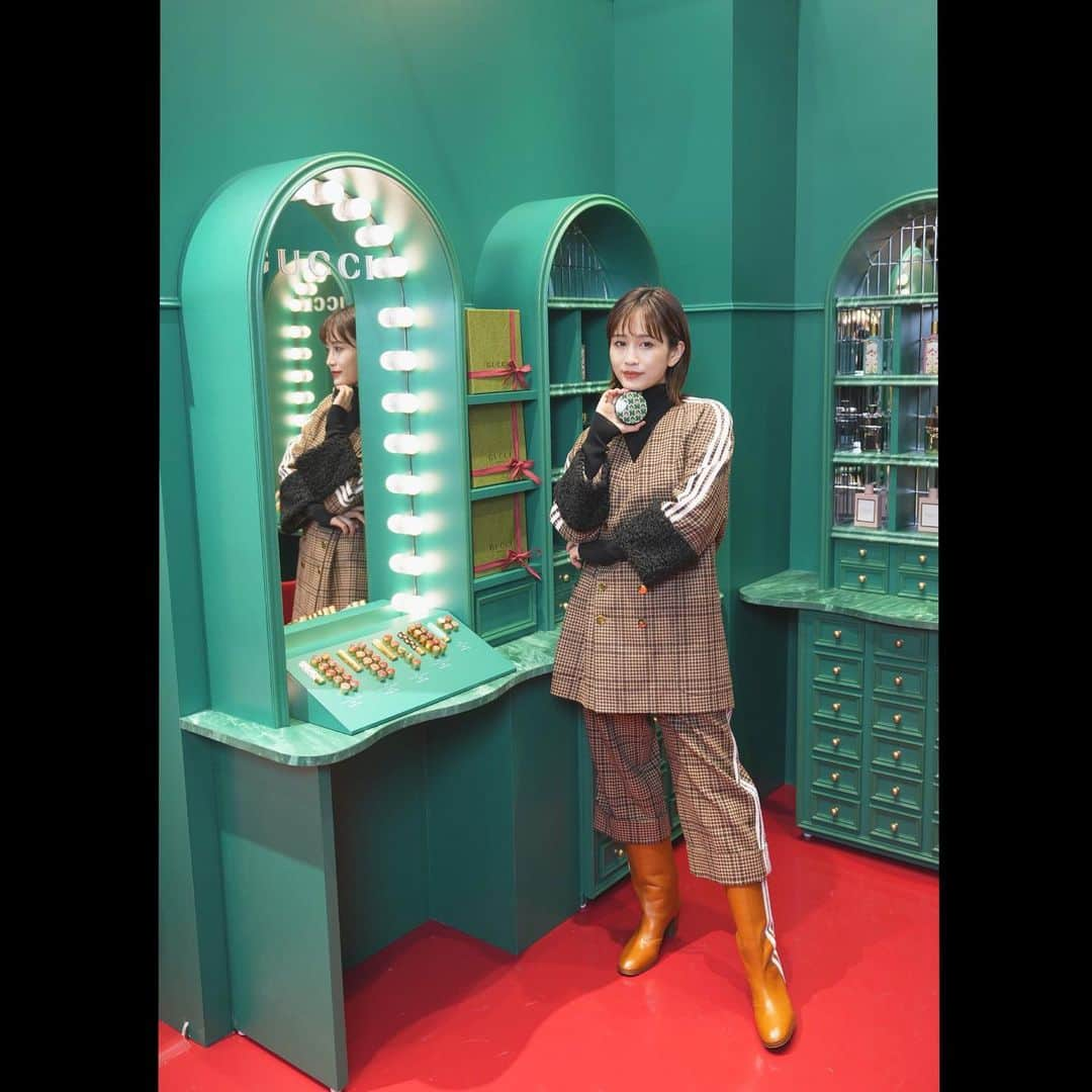 前田敦子さんのインスタグラム写真 - (前田敦子Instagram)「. @guccibeauty @gucci   輝きにあふれたホリデーシーズンを 過ごせるようにという願いが込められた #GucciBeautyWishes ❄︎ ホリデー限定メイクアップアイテムと アイコニックなフレグランスセットが登場  グッチルージュアレーヴルルネゾン限定商品は 中までキラキラでつけてもキラキラ こんなに綺麗なルージュ初めてみました💄✨ 実際に手に持って体験して欲しいです💛  毎日が生き生きして楽しくなるデザインと香りで 素敵なホリデーを過ごしてくださいね🎁  12/6まで伊勢丹新宿店でポップアップを開催中です🎄 製品は一部のグッチショップとグッチ公式オンラインショップ、および伊勢丹のフレグランスカウンターなどでも発売しています。  #GucciBeauty #GucciBeautyWishes」12月3日 1時37分 - atsuko_maeda_official