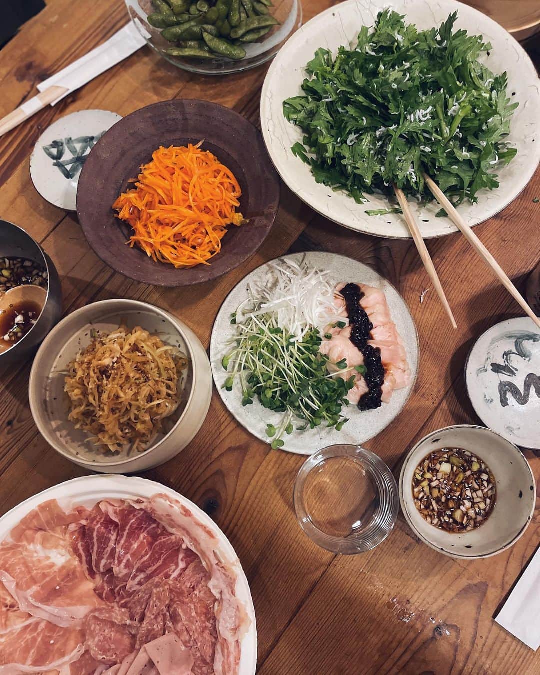 原田沙奈子さんのインスタグラム写真 - (原田沙奈子Instagram)「先週末の宴🫶 すぐアップしようと思っていたのに、なぜかフィードが投稿できずに土曜日に。 （できるようになった！バンザイ！）  相変わらず美味しい @mami_ishioka のご飯で家族みんなでホクホク気分になった日♨︎ パパッと作られた出来たての料理がテーブルに並んで目も口も嬉しい多忙さ。 デザートに！と頂いたシューアイスも❤️‍🔥  久しぶりに会った子供たちはモジモジ時間（久しぶりに会った子供あるある）なく、すぐに2人で楽しそうに遊んでいて。 やっぱり一緒に遊んで楽しかった事を覚えているんだなぁ…と地味に幸せ感じてたワタシ。  ホントに良く笑う家族で。 この家はパワースポットなんじゃないかと思ってる。 ちなみに最後の写真でまみちゃんが持っているのは、みかん🍊←こーゆーとこ、ホントかわいいんだよね  まみちゃん、肉父さん、なっちゃん！ ありがとー♡ （AbelのロンT着てくれて🥹嬉しかった）  ちなみに。 今回のお土産は @salumeria69 で。 生ハムやら色々を喜んでもらえて良かった。 ココは美味しいもので溢れているお洒落なデリカテッセンで、持って行くとみんな喜んでくれるからお土産選びに（もちろん自宅用にも）よく行く。  #おうちごはん#マミノメシ」12月3日 10時32分 - sanakoharada