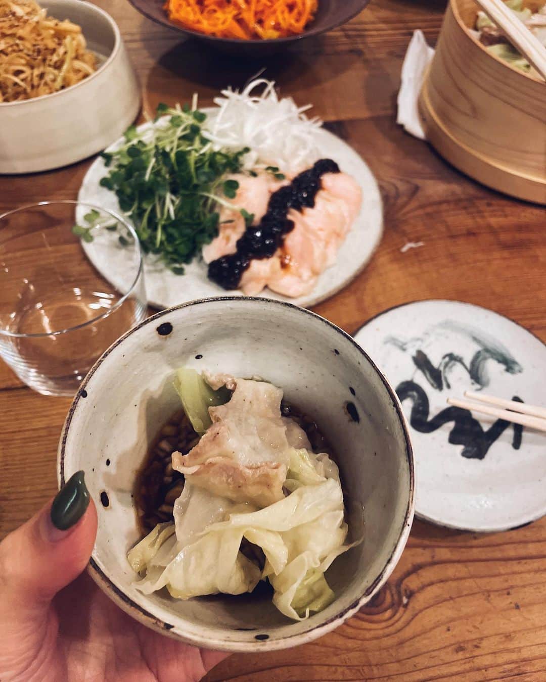 原田沙奈子さんのインスタグラム写真 - (原田沙奈子Instagram)「先週末の宴🫶 すぐアップしようと思っていたのに、なぜかフィードが投稿できずに土曜日に。 （できるようになった！バンザイ！）  相変わらず美味しい @mami_ishioka のご飯で家族みんなでホクホク気分になった日♨︎ パパッと作られた出来たての料理がテーブルに並んで目も口も嬉しい多忙さ。 デザートに！と頂いたシューアイスも❤️‍🔥  久しぶりに会った子供たちはモジモジ時間（久しぶりに会った子供あるある）なく、すぐに2人で楽しそうに遊んでいて。 やっぱり一緒に遊んで楽しかった事を覚えているんだなぁ…と地味に幸せ感じてたワタシ。  ホントに良く笑う家族で。 この家はパワースポットなんじゃないかと思ってる。 ちなみに最後の写真でまみちゃんが持っているのは、みかん🍊←こーゆーとこ、ホントかわいいんだよね  まみちゃん、肉父さん、なっちゃん！ ありがとー♡ （AbelのロンT着てくれて🥹嬉しかった）  ちなみに。 今回のお土産は @salumeria69 で。 生ハムやら色々を喜んでもらえて良かった。 ココは美味しいもので溢れているお洒落なデリカテッセンで、持って行くとみんな喜んでくれるからお土産選びに（もちろん自宅用にも）よく行く。  #おうちごはん#マミノメシ」12月3日 10時32分 - sanakoharada