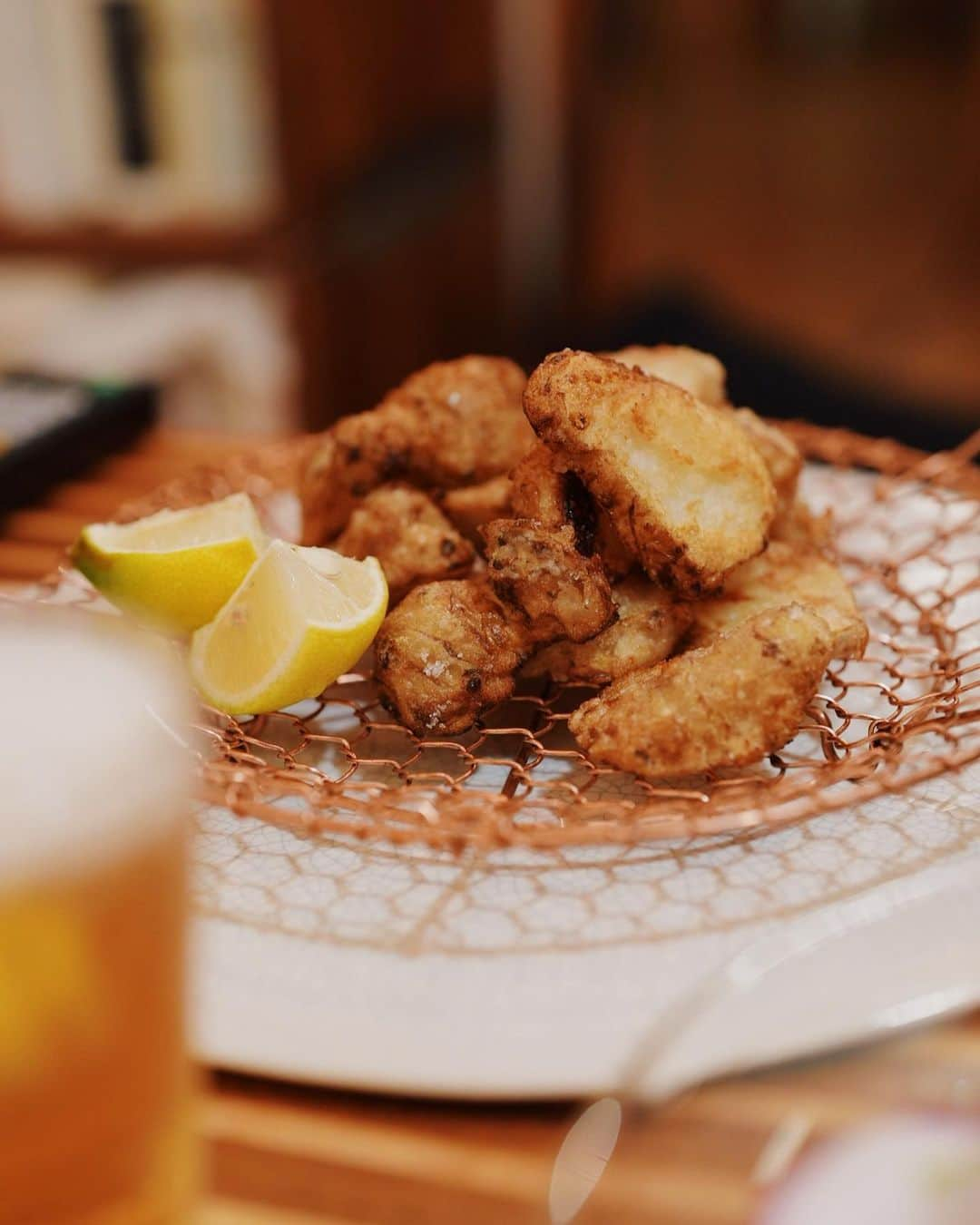 高山都さんのインスタグラム写真 - (高山都Instagram)「約1週間ぶりの家で食べる晩ごはん🍻 地方出張の楽しみは、産直で買う野菜や調味料たち。 菊芋の唐揚げ ブロッコリーとアボカドのサラダ 豚巻き豆苗のせいろ蒸し カブの浅漬け タイとセルバチコのカルパッチョ　ワサビとオイルで 湯豆腐 #みやれゴハン 丹波篠山の @une_tanba で買った @msh614kw #石川硝子工藝舎 のお皿とグラスが素敵すぎた。」12月3日 11時50分 - miyare38