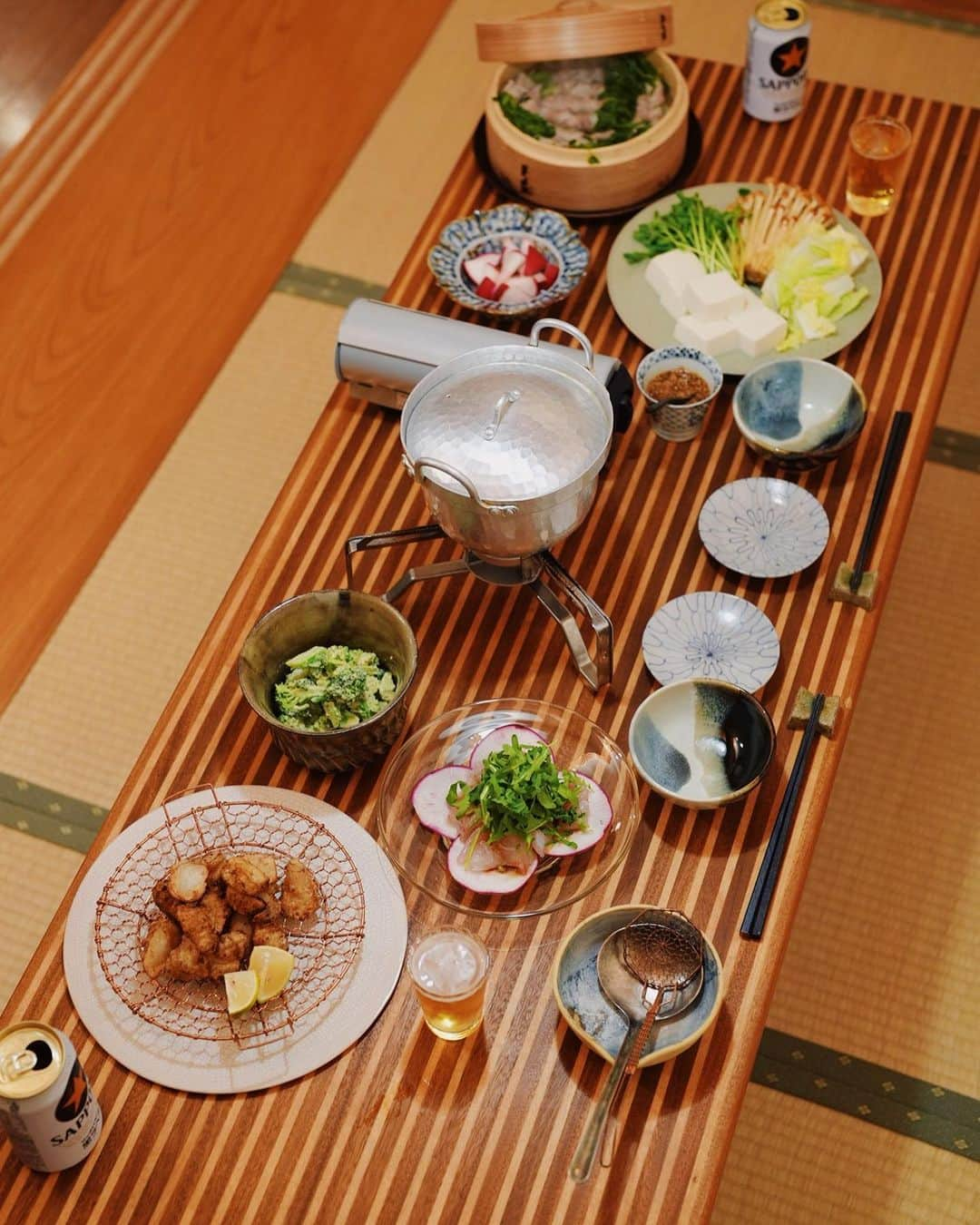 高山都さんのインスタグラム写真 - (高山都Instagram)「約1週間ぶりの家で食べる晩ごはん🍻 地方出張の楽しみは、産直で買う野菜や調味料たち。 菊芋の唐揚げ ブロッコリーとアボカドのサラダ 豚巻き豆苗のせいろ蒸し カブの浅漬け タイとセルバチコのカルパッチョ　ワサビとオイルで 湯豆腐 #みやれゴハン 丹波篠山の @une_tanba で買った @msh614kw #石川硝子工藝舎 のお皿とグラスが素敵すぎた。」12月3日 11時50分 - miyare38