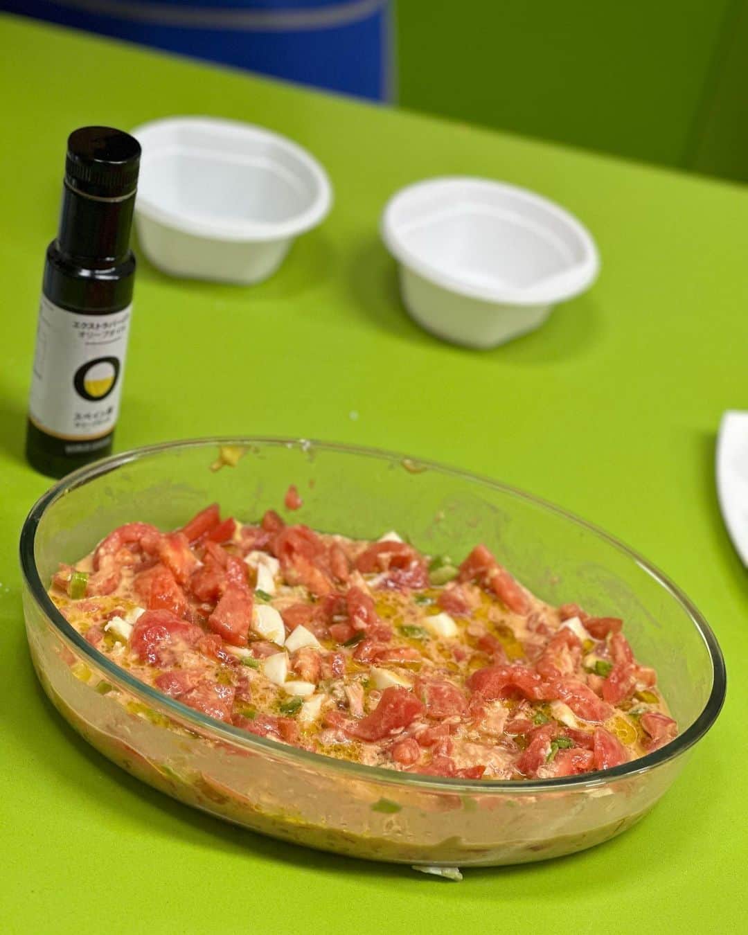 石井里奈さんのインスタグラム写真 - (石井里奈Instagram)「スペインでのお料理教室🥘🇪🇸 スペイン産オリーブオイルをたっぷり使ったレシピを教えてもらいました💓✨ すごいシンプルな作り方なんだけどとっても美味しくて今度お家で再現したい！！ オリーブオイルの色が綺麗なグリーンでうっとり💚 . この日も朝もお昼もオリーブづくしで幸せdayでした💓 . tops... @emporioarmani  . @oliveoilsspainjp @oliveoilsspain @olivaryaceite  #oliveoilfromspain #spanishoiliveoil #Spain #spanishproduct #helthylifestyle #triptospain #スペイン産オリーブオイル #スペイン #お料理教室 #料理教室 #料理女子 #クッキング #cooking #ホームパーティー #ホームパーティー料理」12月3日 12時36分 - ri7tin1025